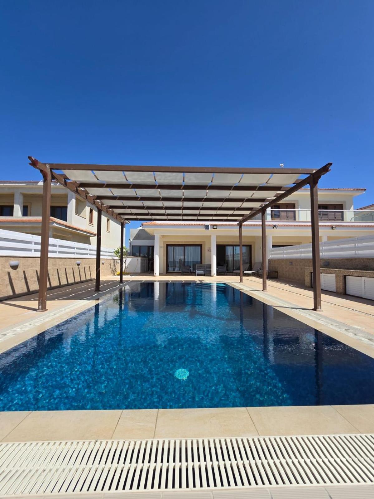 Villa Fabulous Front House With Pool Larnaca