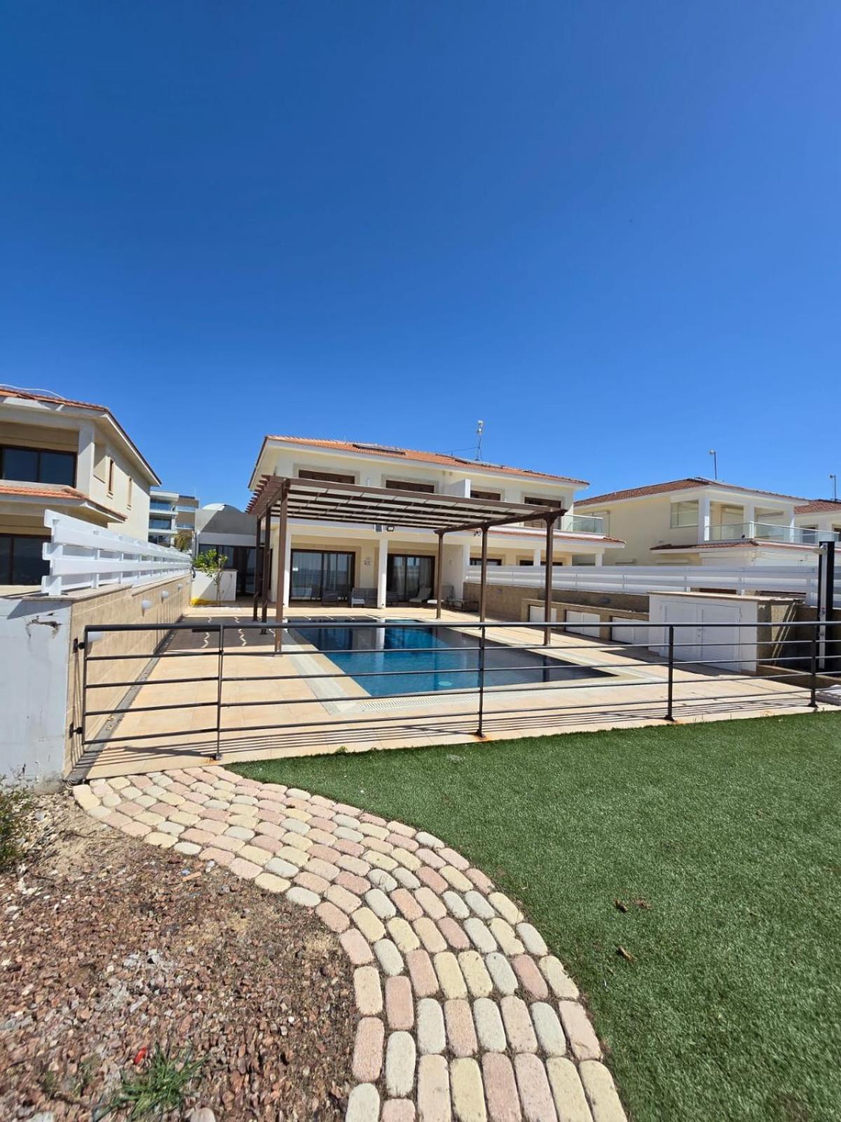 Villa Fabulous Front House With Pool