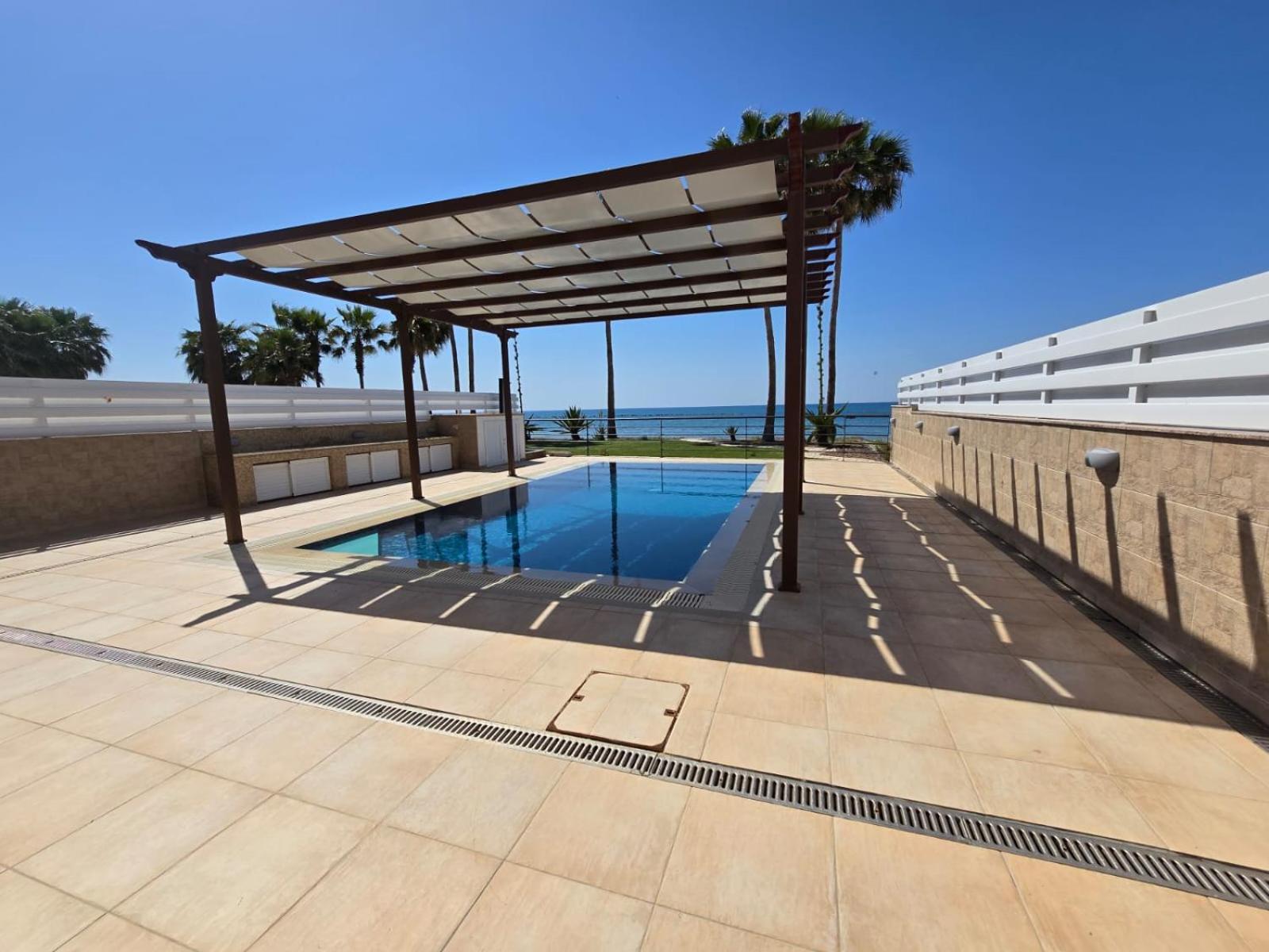 Fabulous Front House With Pool *