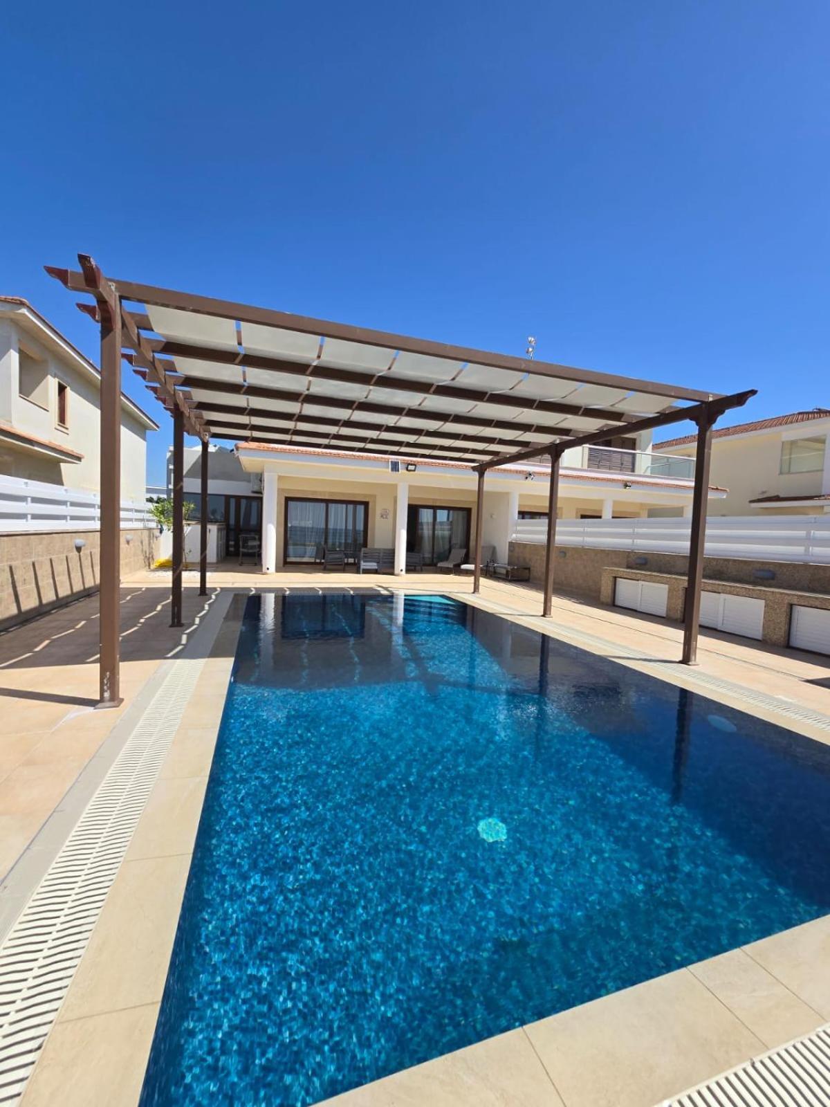 Fabulous Front House With Pool Larnaca