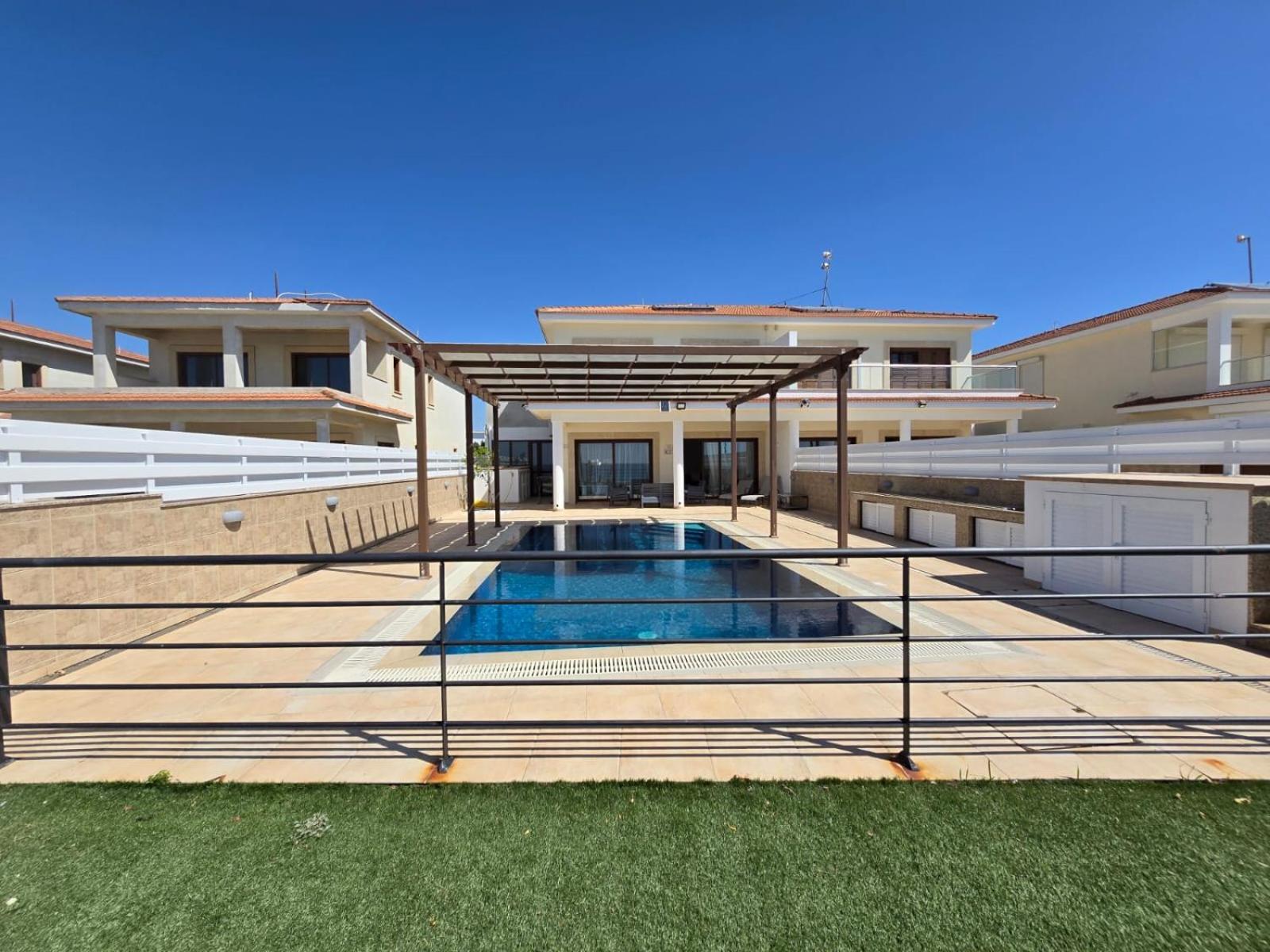Fabulous Front House With Pool