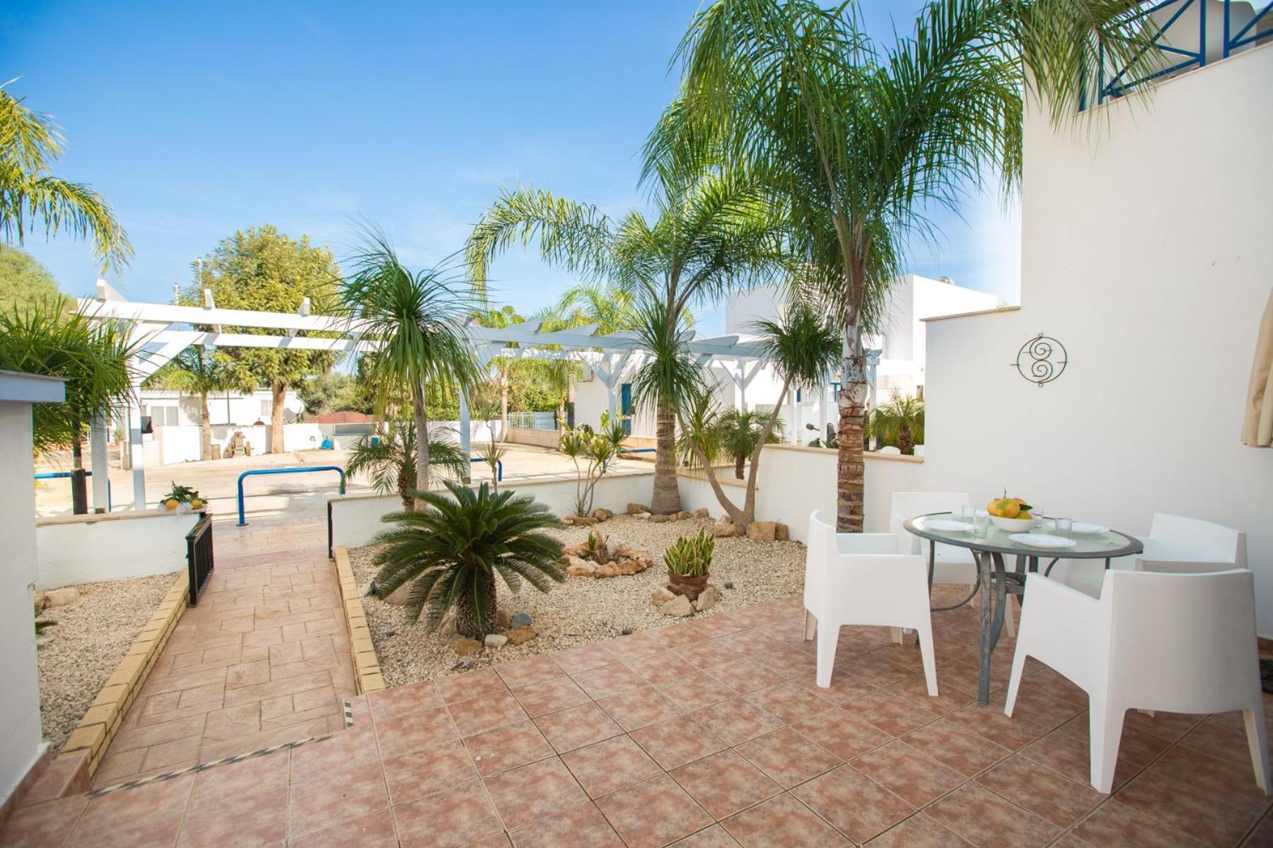 Flouressia Gardens Aparthotel