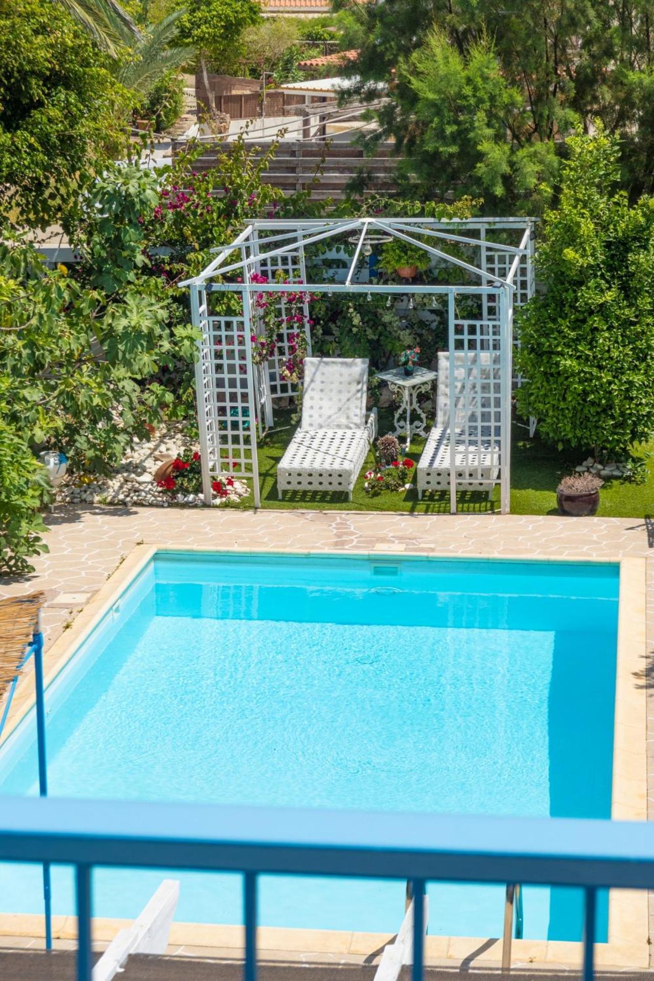 Greek Island Style 2 Bedroom With Pool Next To The Sea * Lárnaca