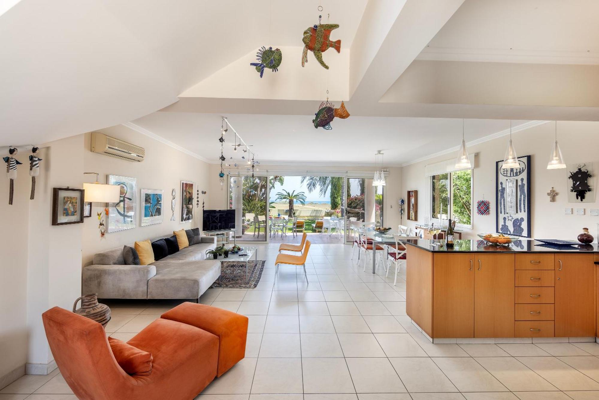 Villa Chelidonia Larnaca Seafront Meneou