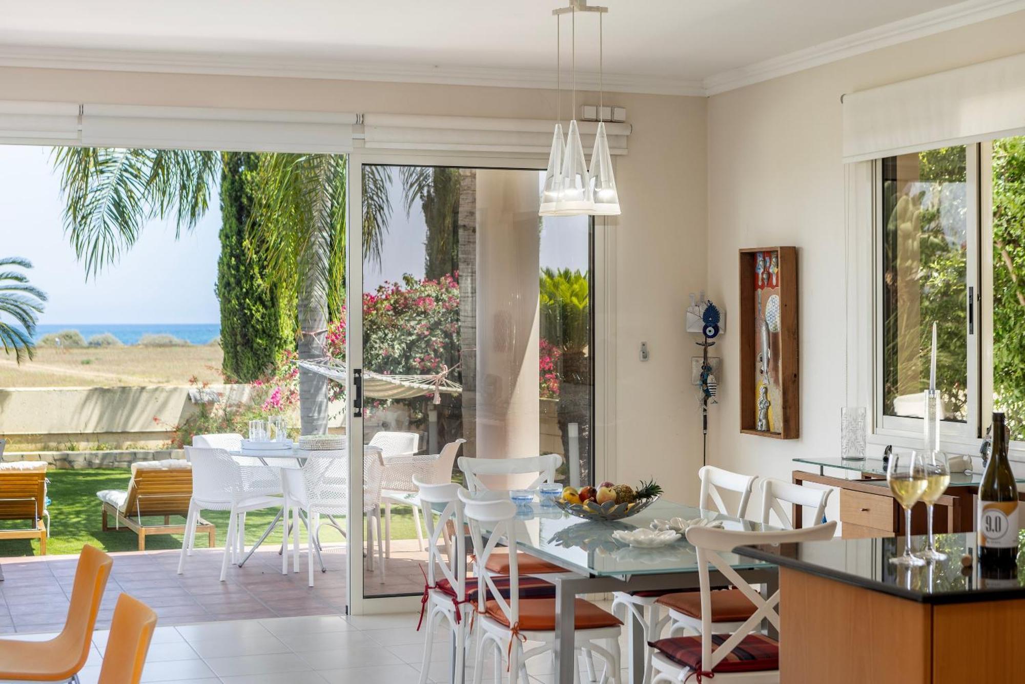 Villa Chelidonia Larnaca Seafront Meneou