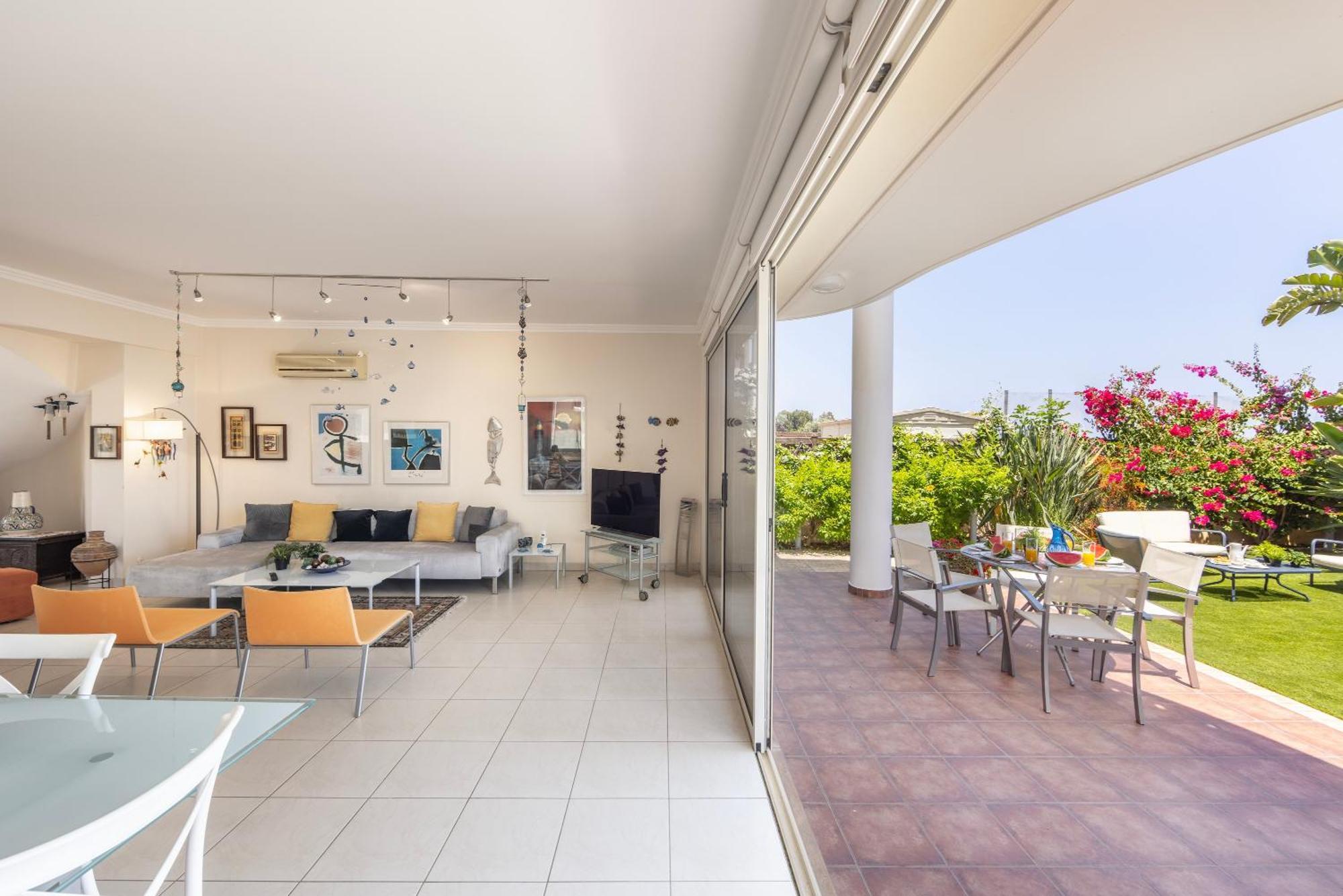 Villa Chelidonia Larnaca Seafront Meneou