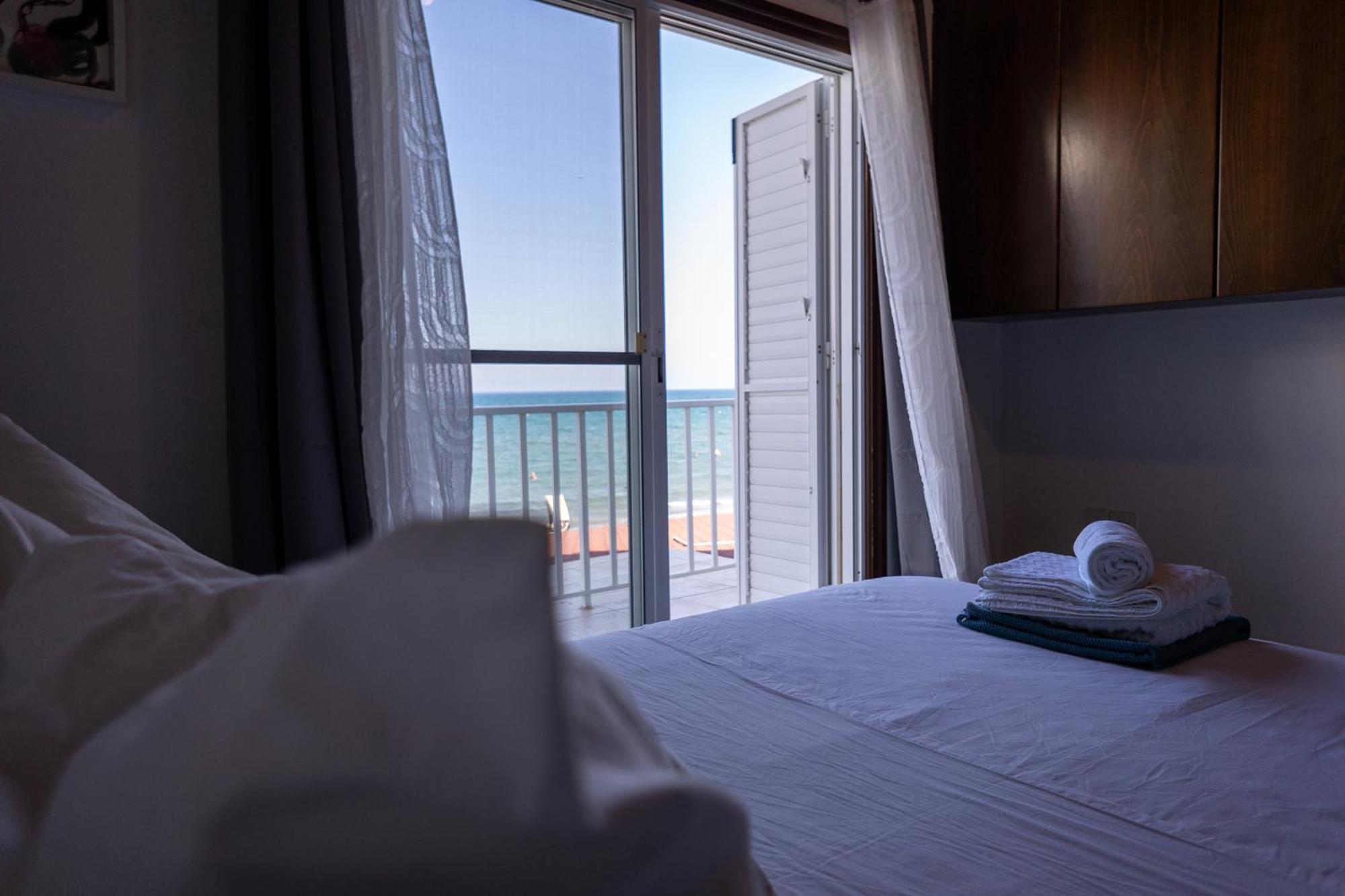 Beach House At Seafront Meneou