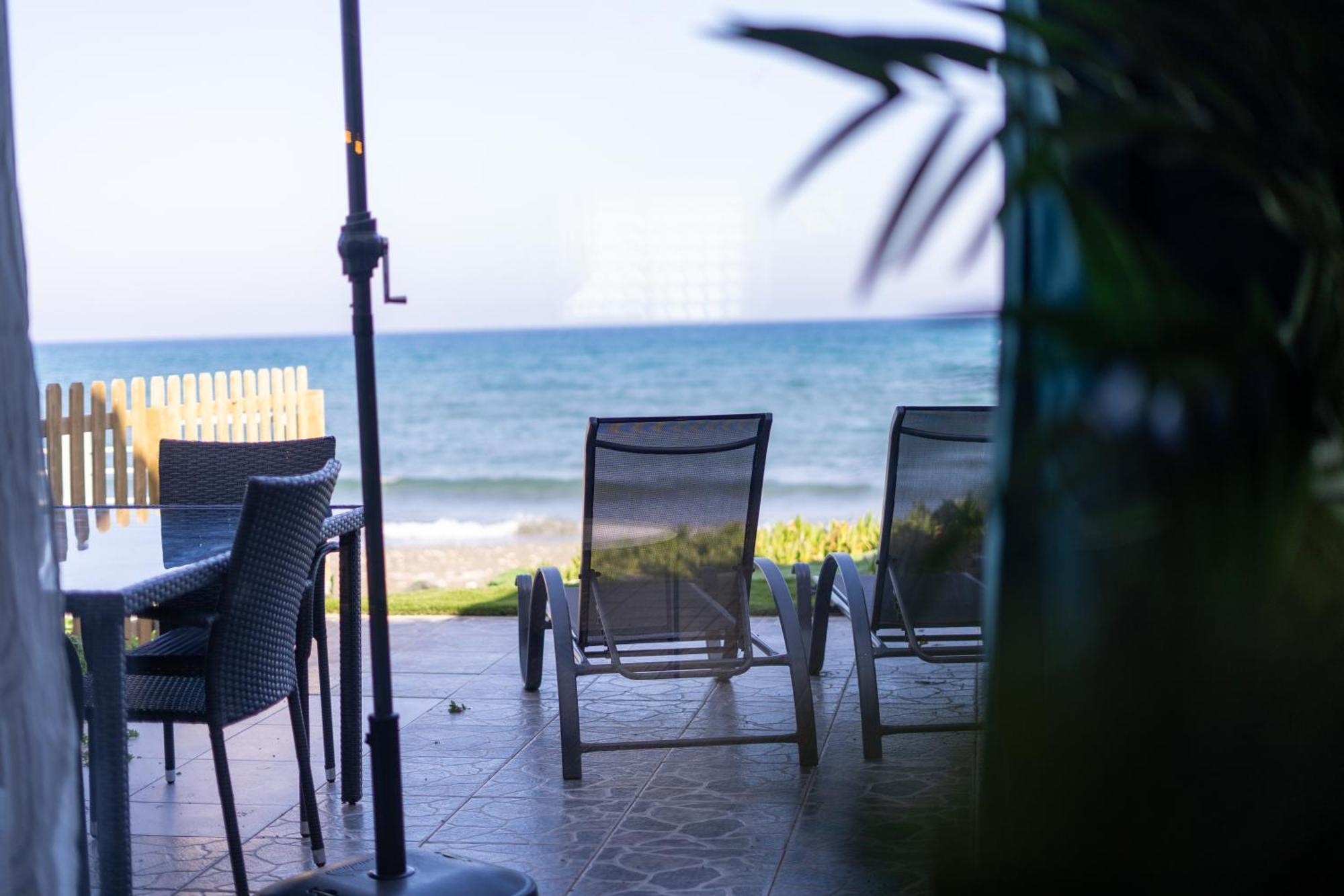 Beach House At Seafront * Meneou