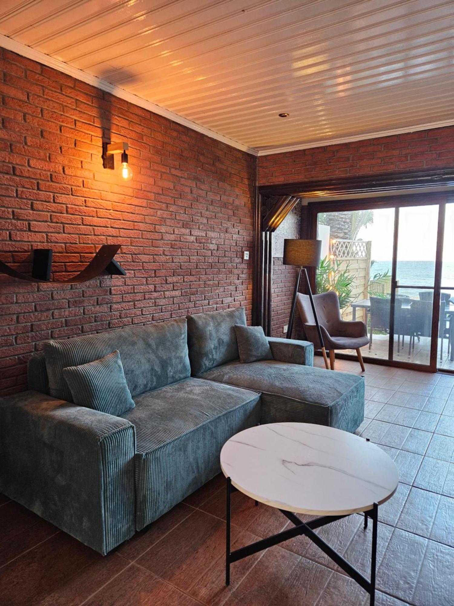 Beach House At Seafront Vakantiehuis