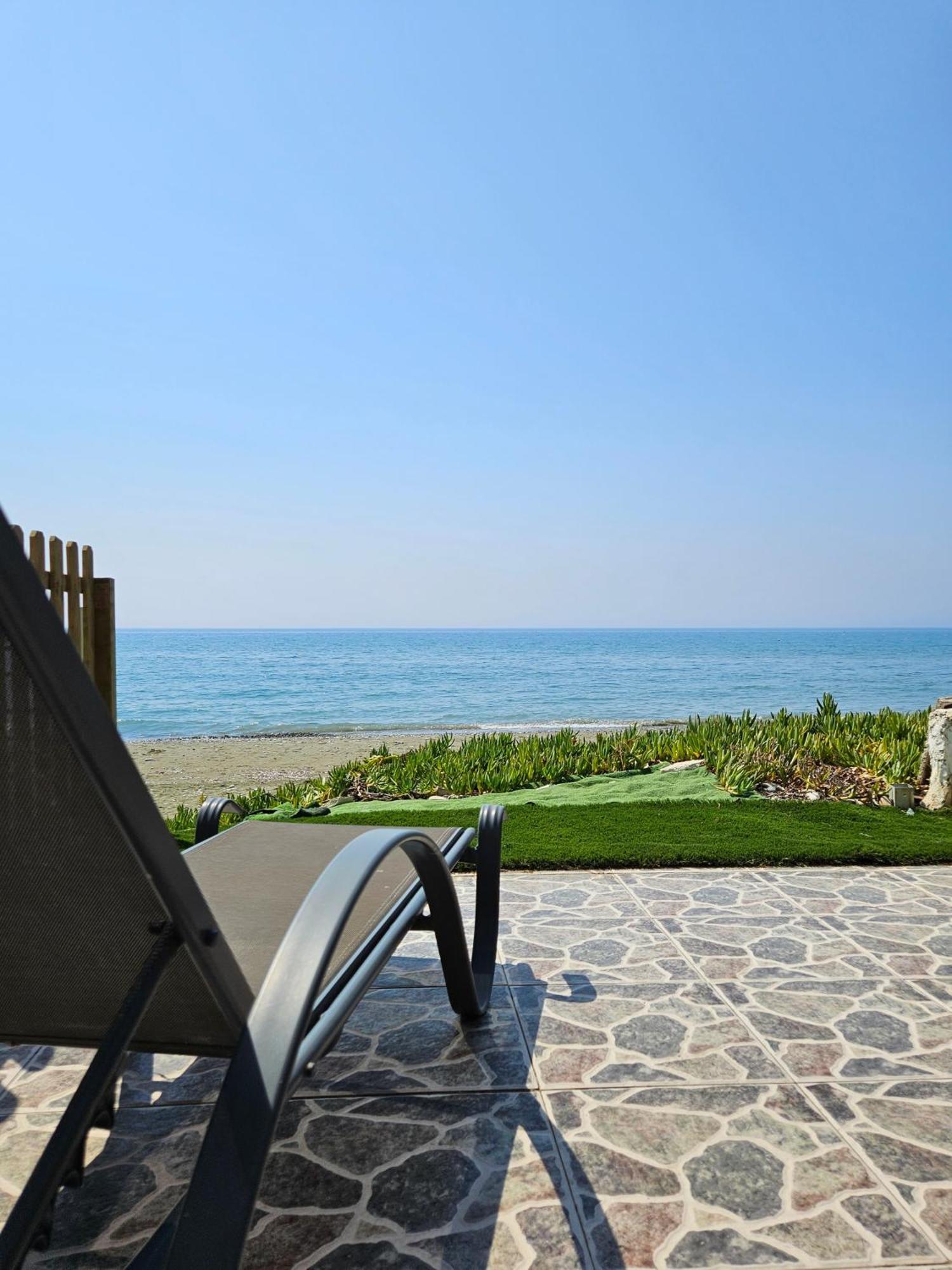 Beach House At Seafront Vakantiehuis Meneou