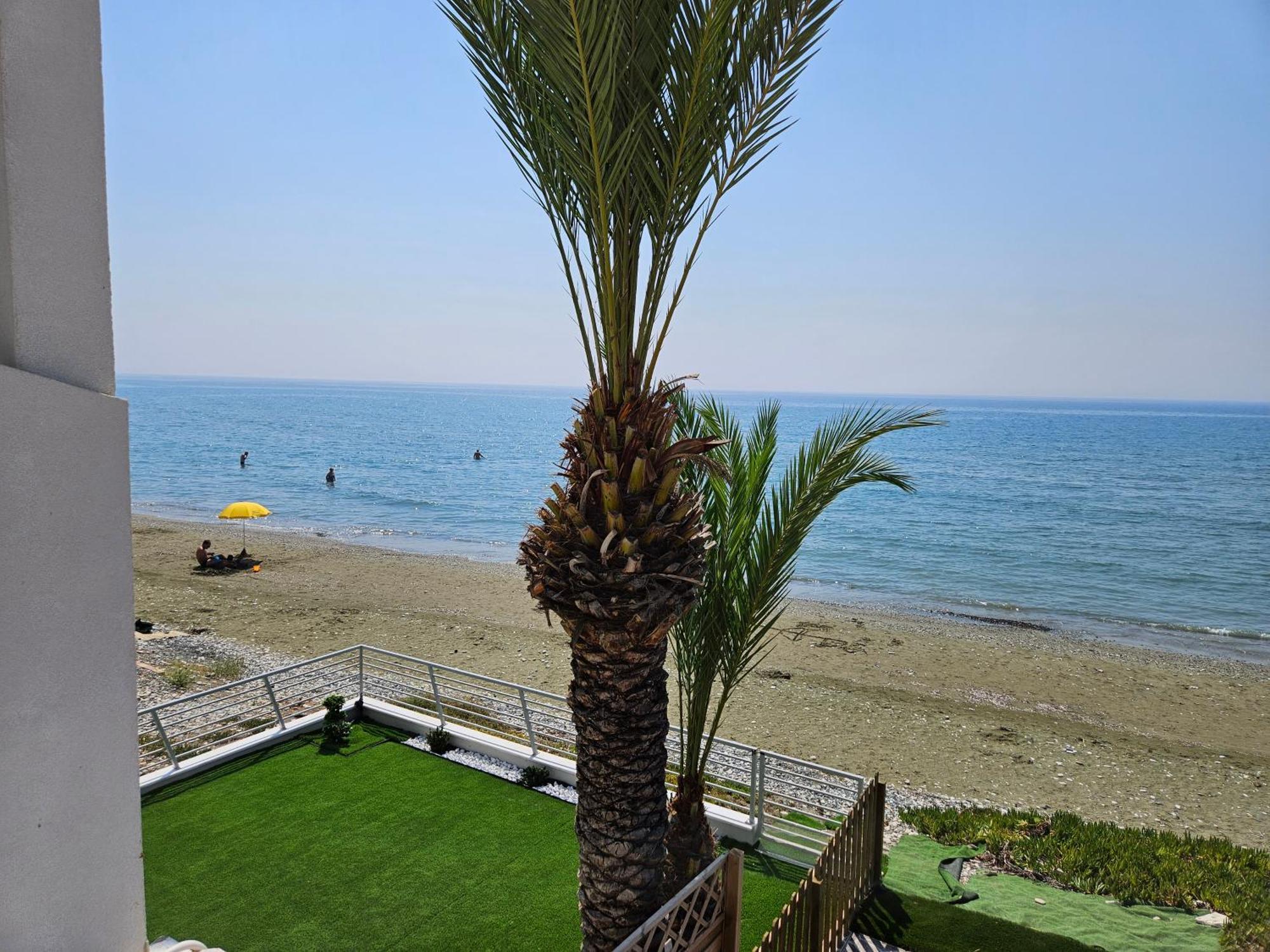 Beach House At Seafront Meneou