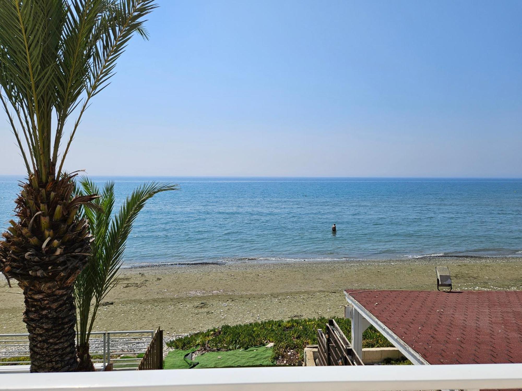 Beach House At Seafront * Meneou