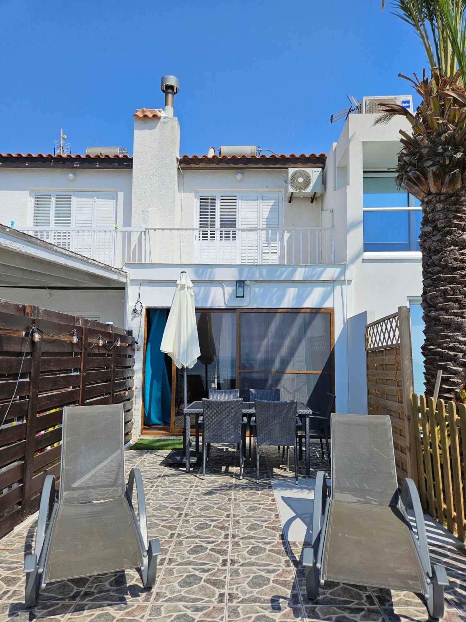 Beach House At Seafront Vakantiehuis
