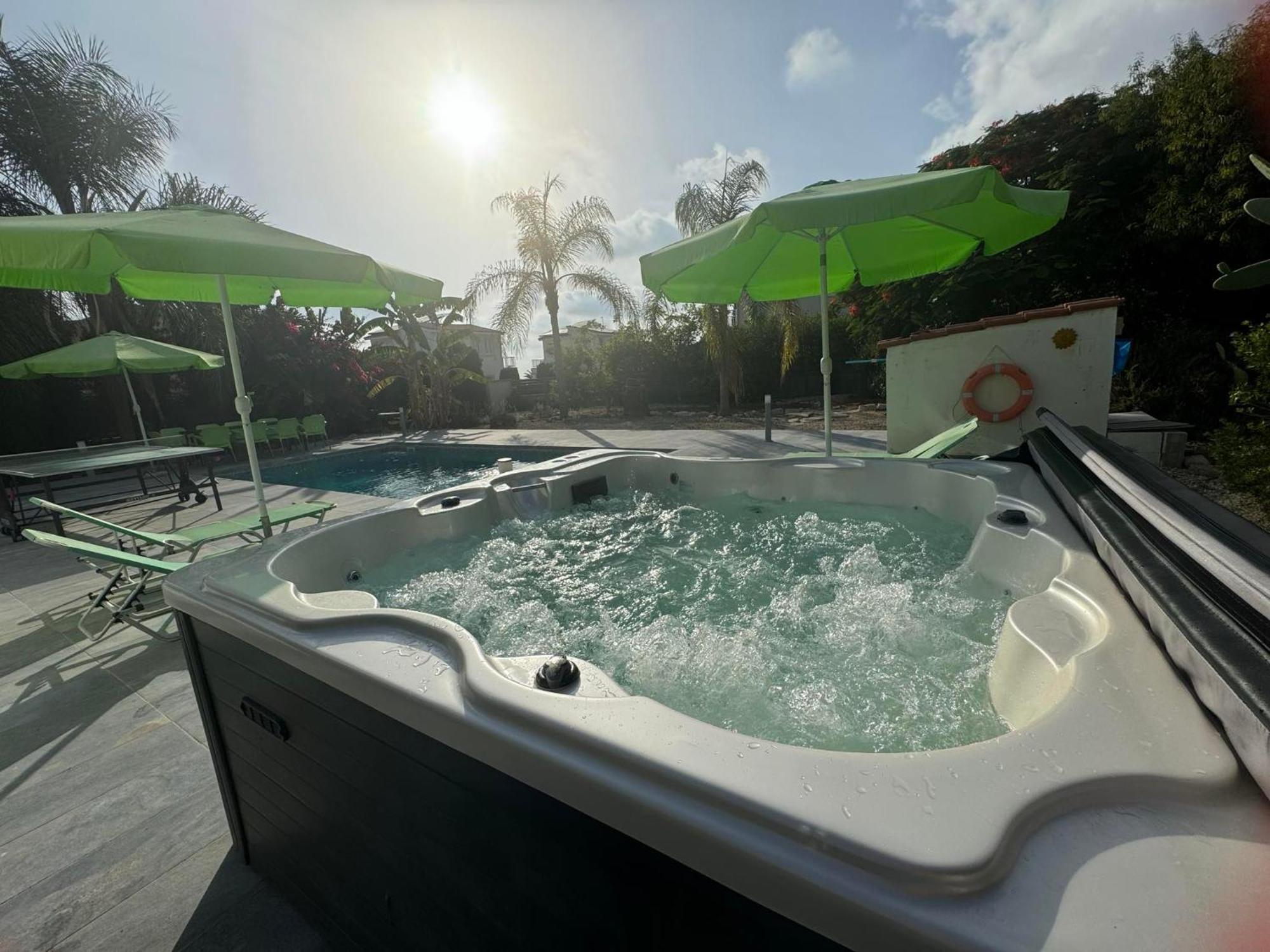 Coralia Gardens 1km From Villa Coral Bay