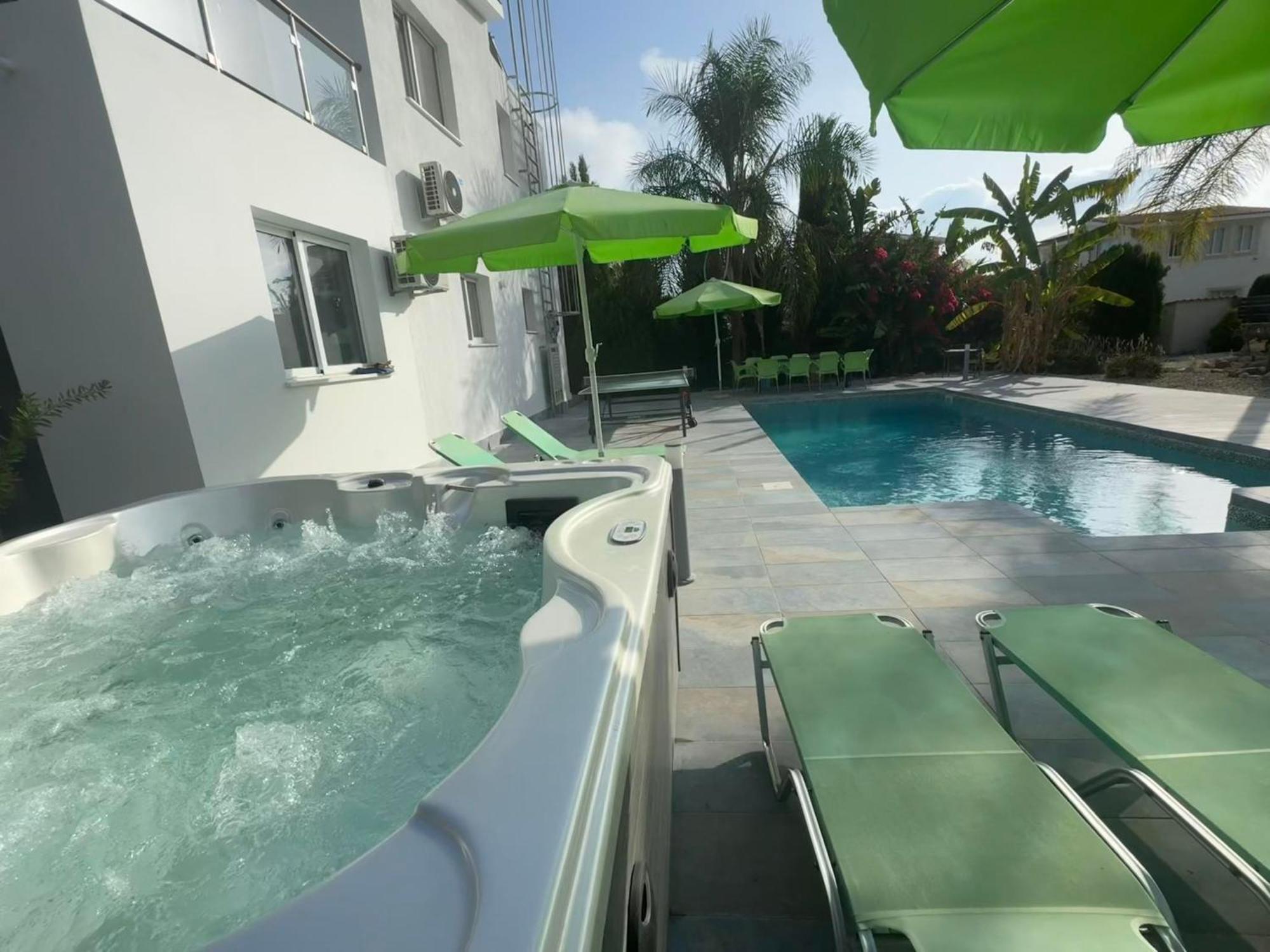 Coralia Gardens 1km From Villa Coral Bay
