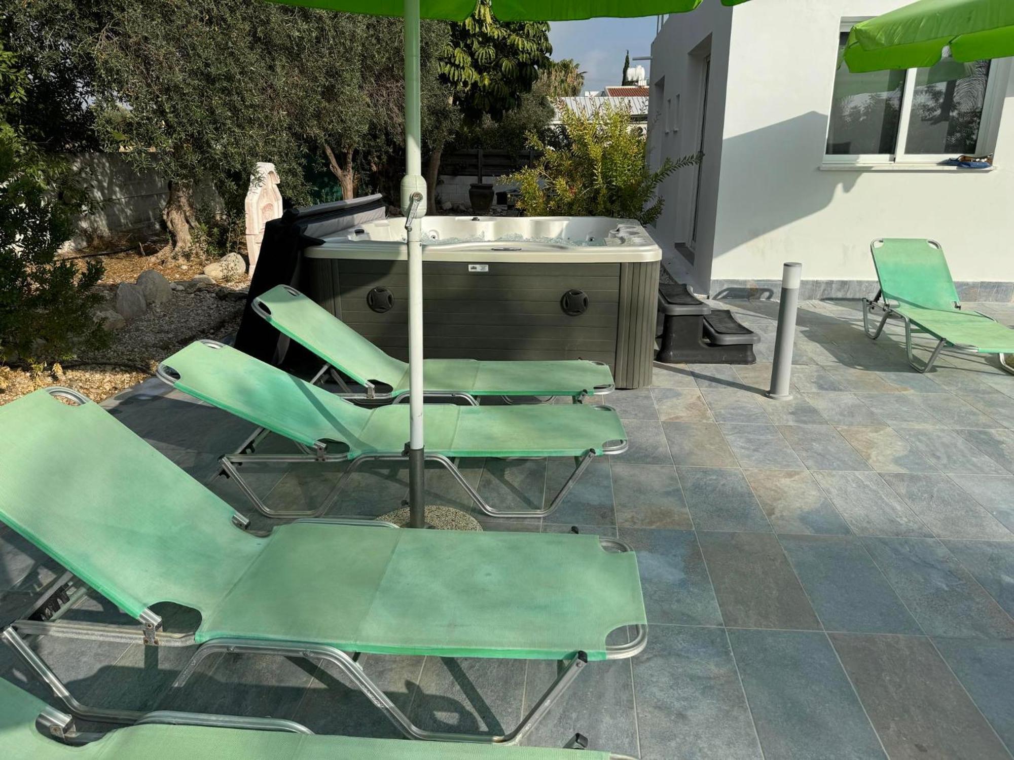 Coralia Gardens 1km From Villa Coral Bay
