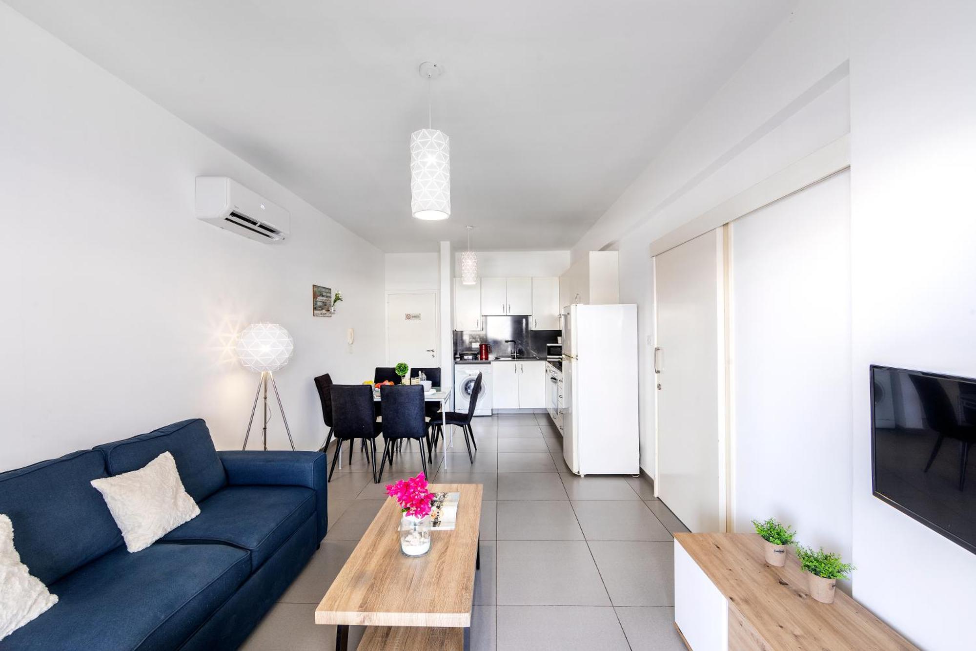 Airbnsea Centre Side Sea View Apartment Larnaca