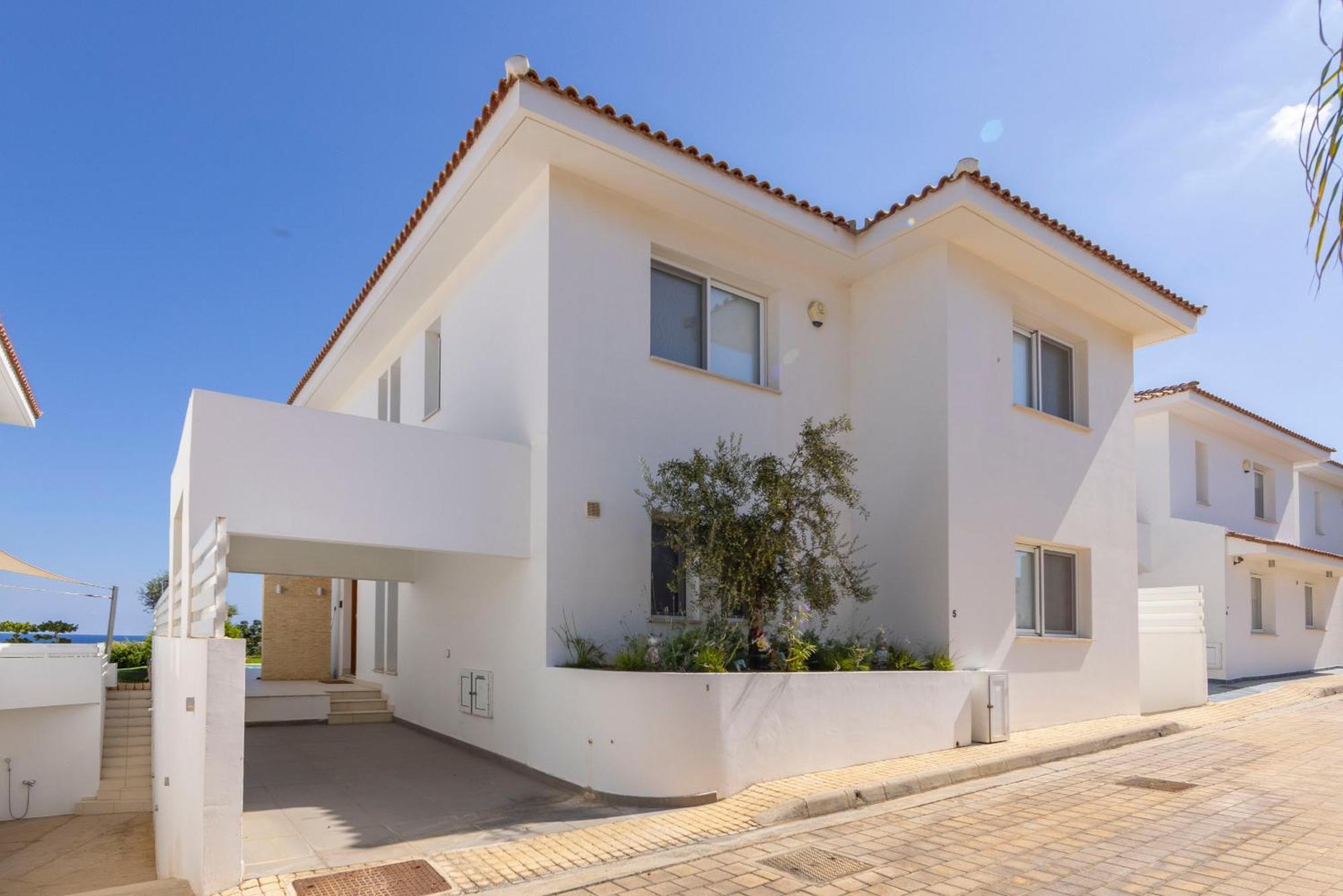 Sirina Seafront Paradise Villa *