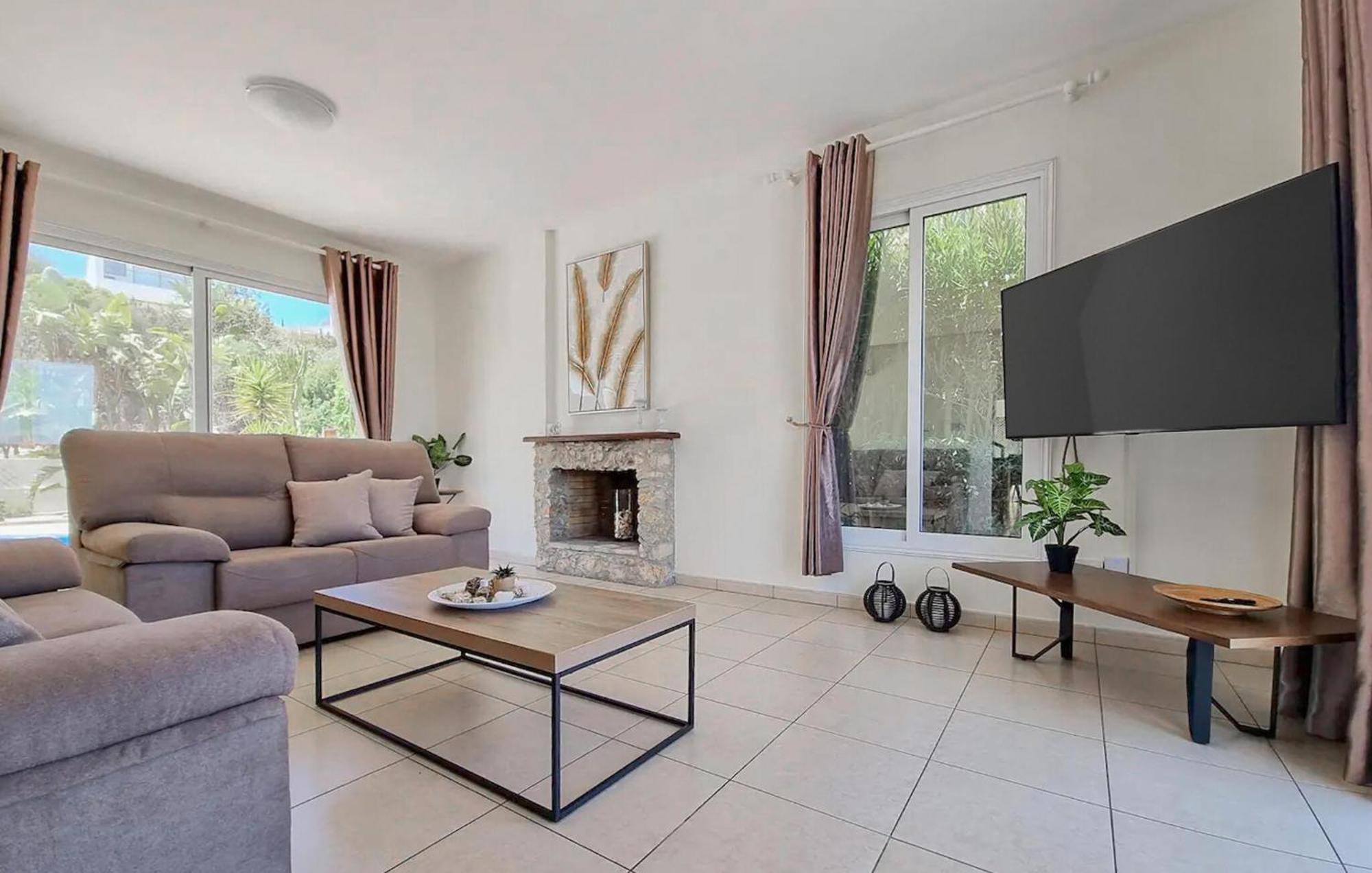 Gorgeous Home In Neo Chorio With Wifi Holiday home