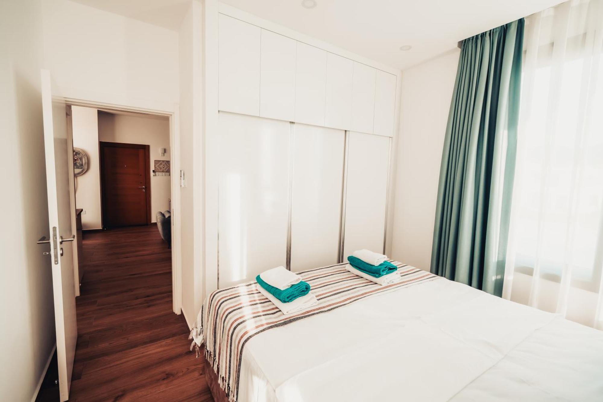 Panoramic View 250m To Sea Pool Apartment