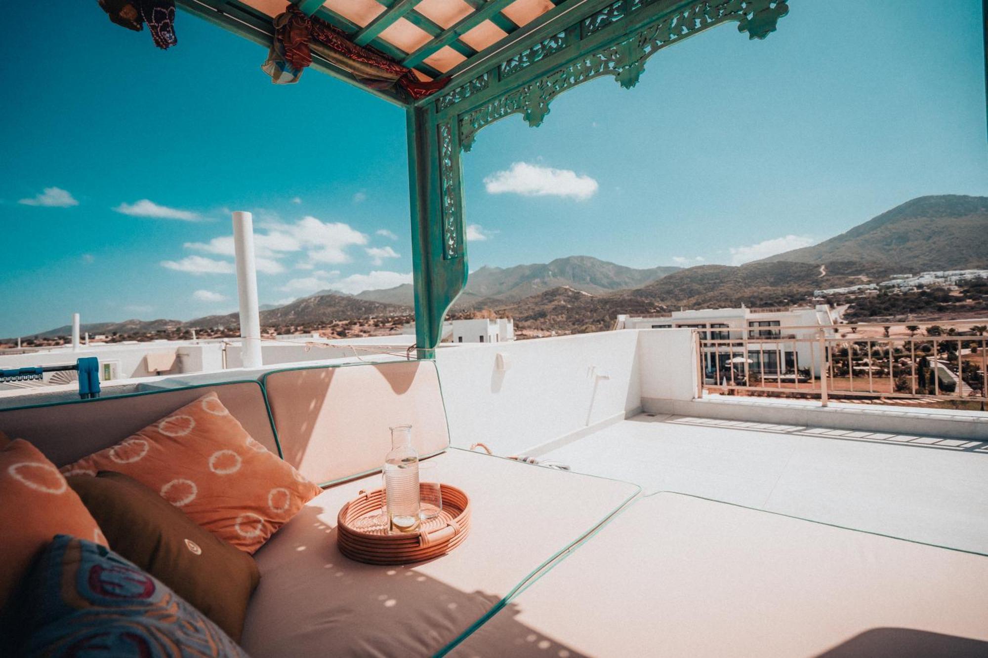 Panoramic View 250m To Sea Pool Apartment