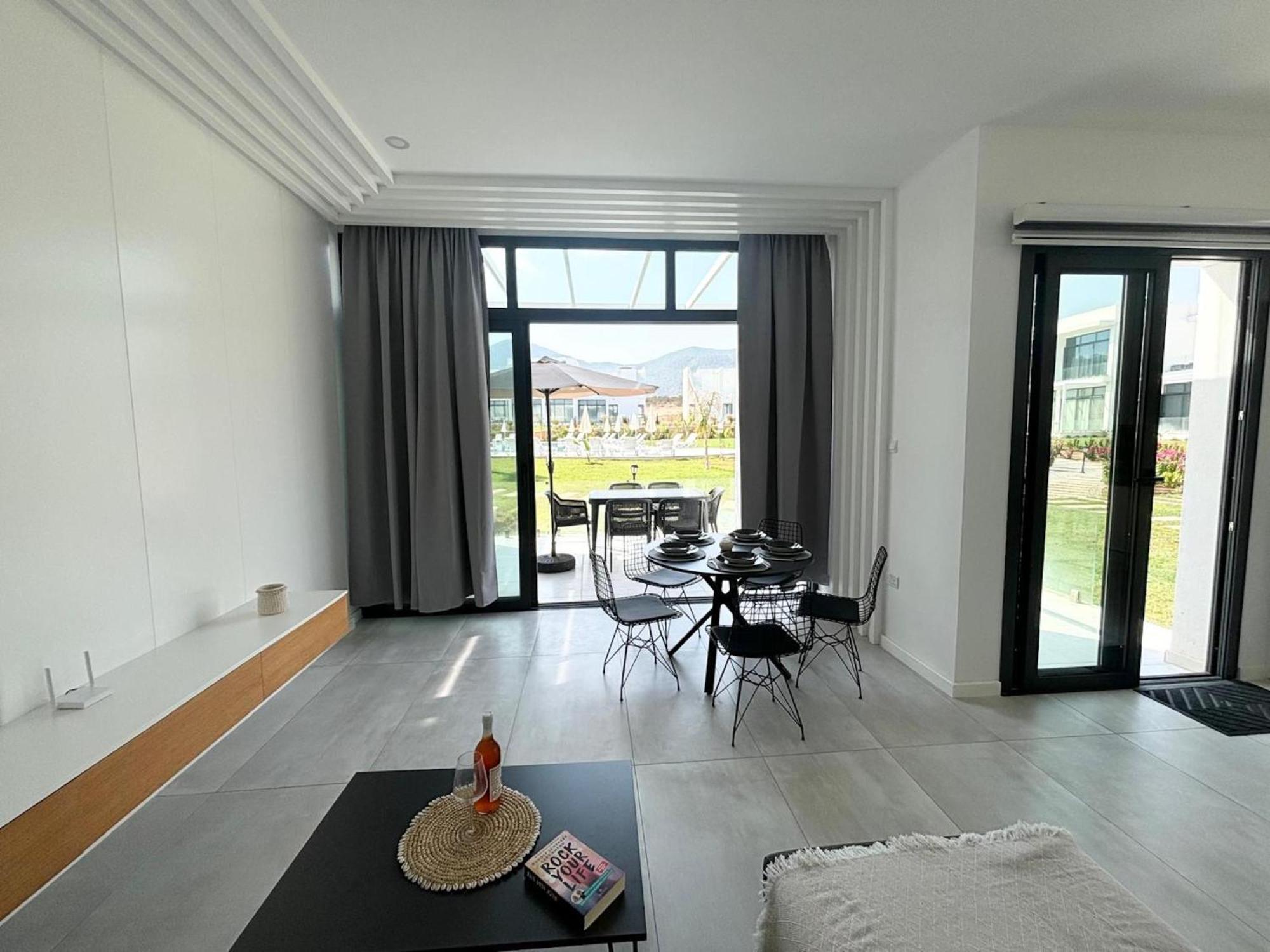Stylish Near The Sea With Direct Pool Access And Facilities Apartment