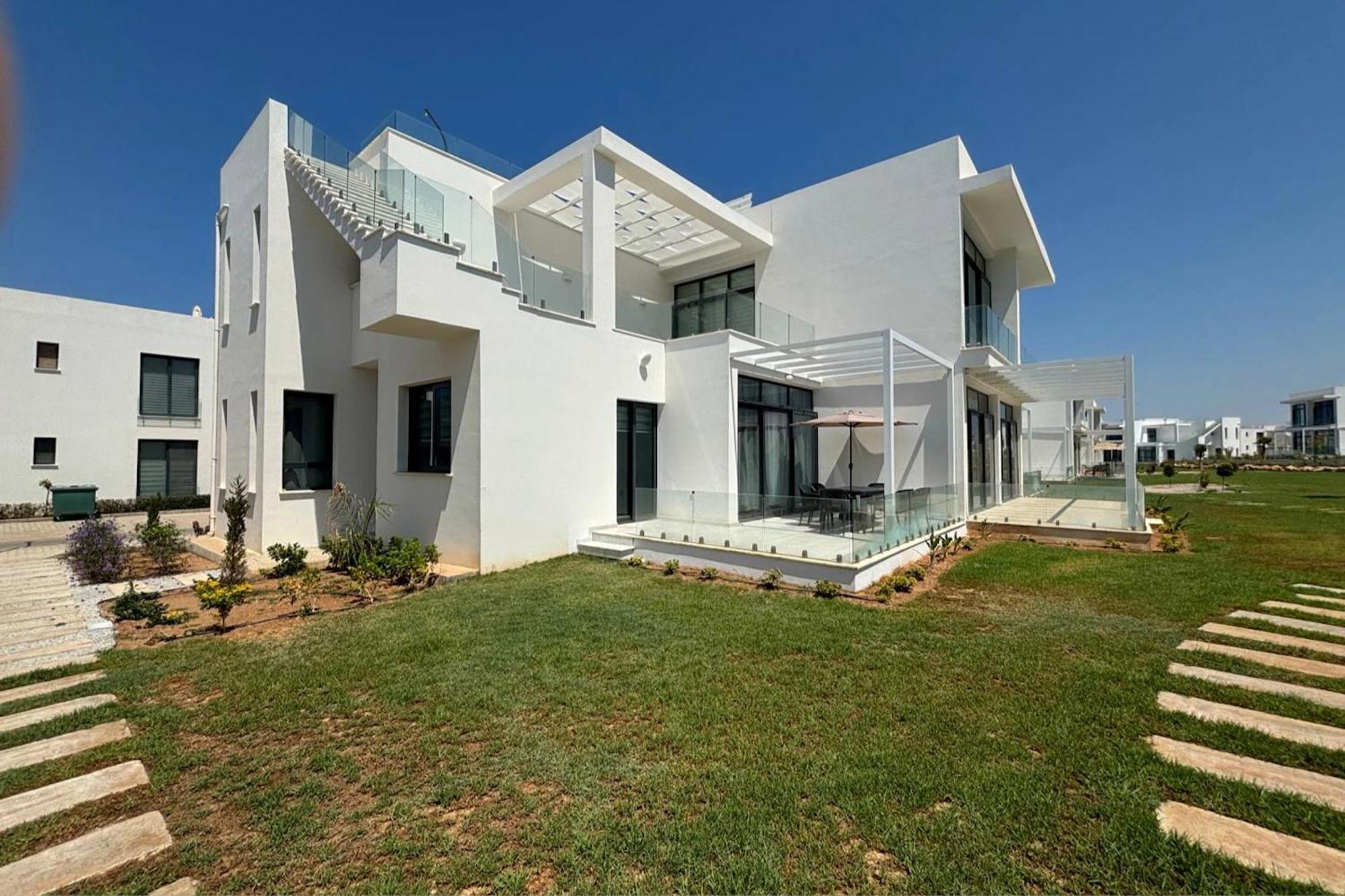 Apartment Stylish Near The Sea With Direct Pool Access And Facilities