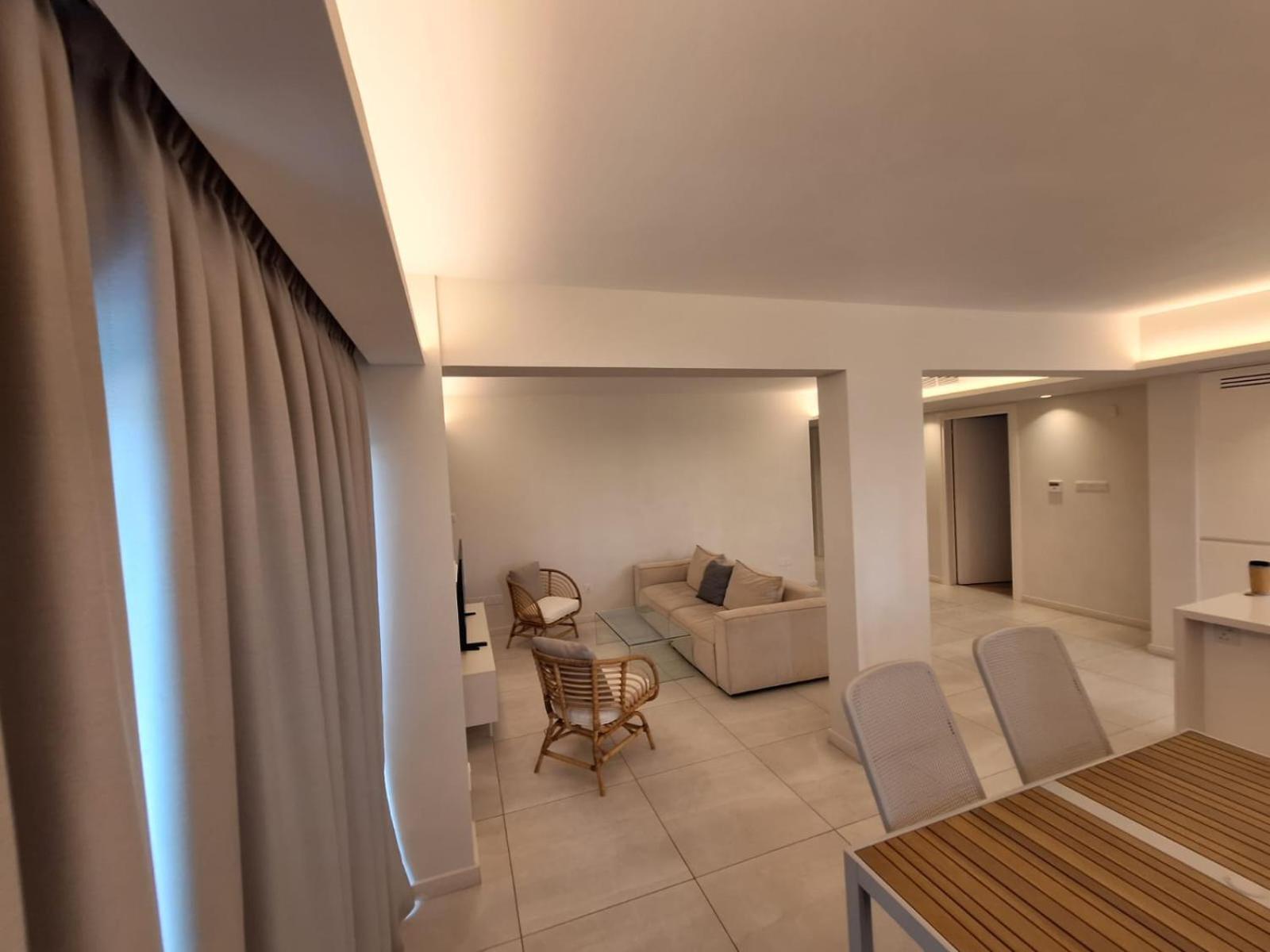 Emerald Apartment *