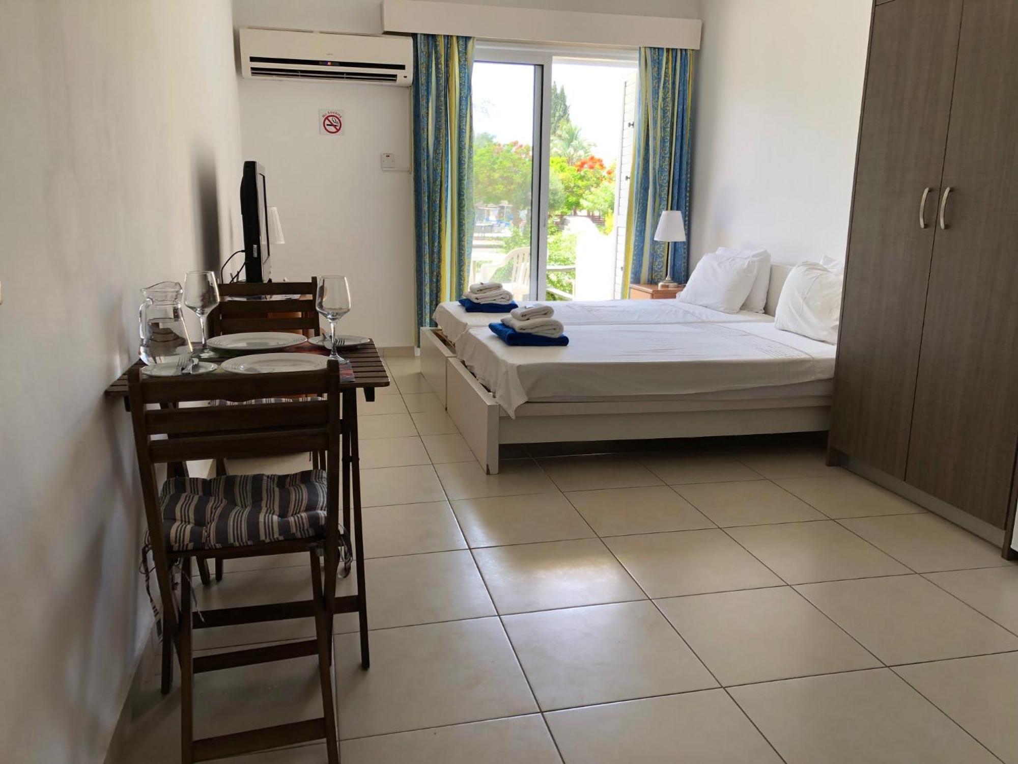 - Sunny Garden Near Pool, 5 Mins To * Paphos