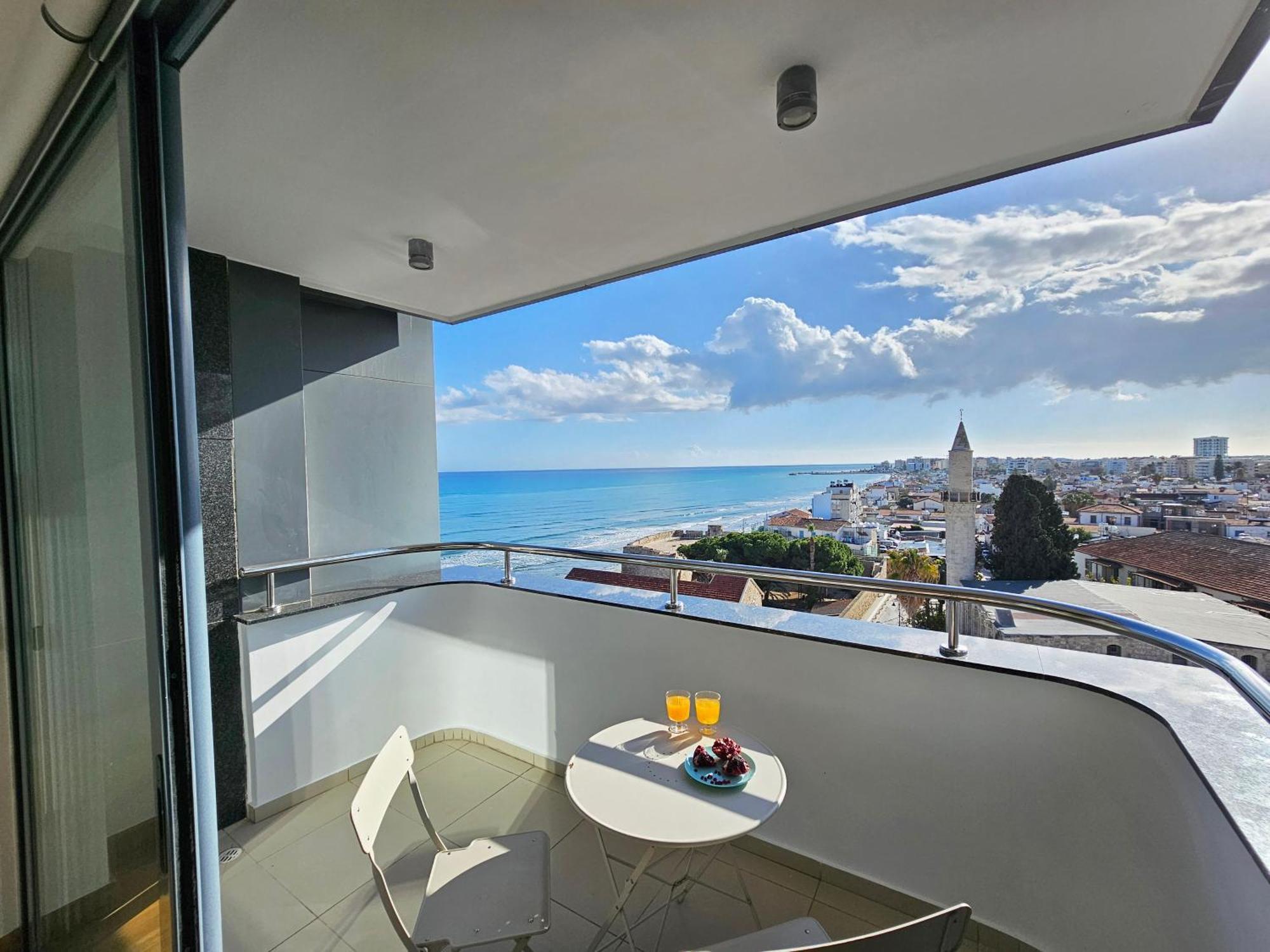 Vakantiehuis Dios Ponte Finikoudes Beachfront Larnaca