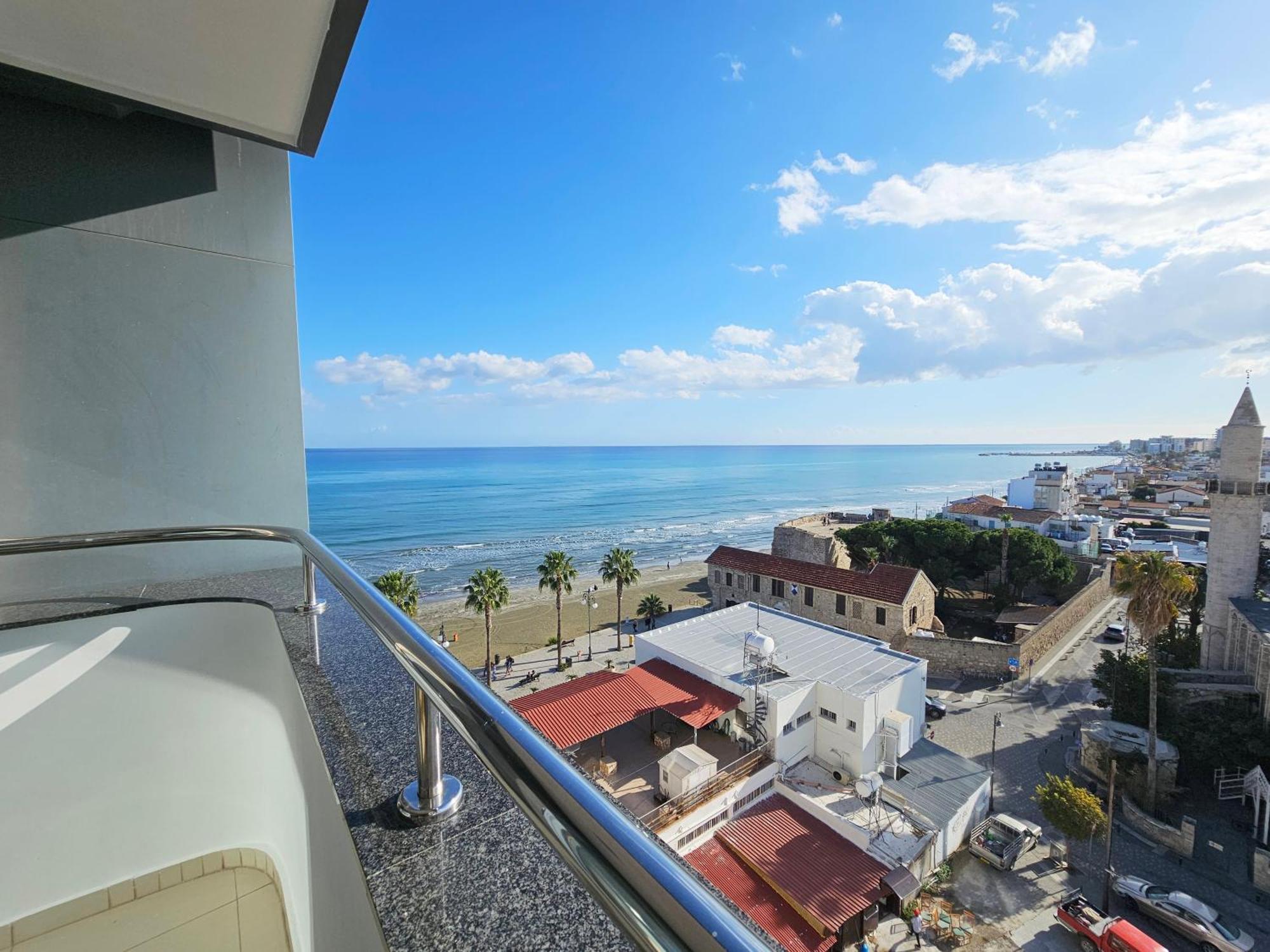 Dios Ponte Finikoudes Beachfront Vakantiehuis