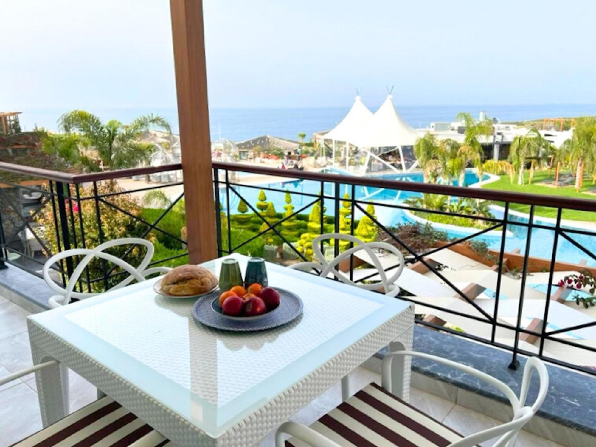 Apartment Luxurious Seafront Penthouse *