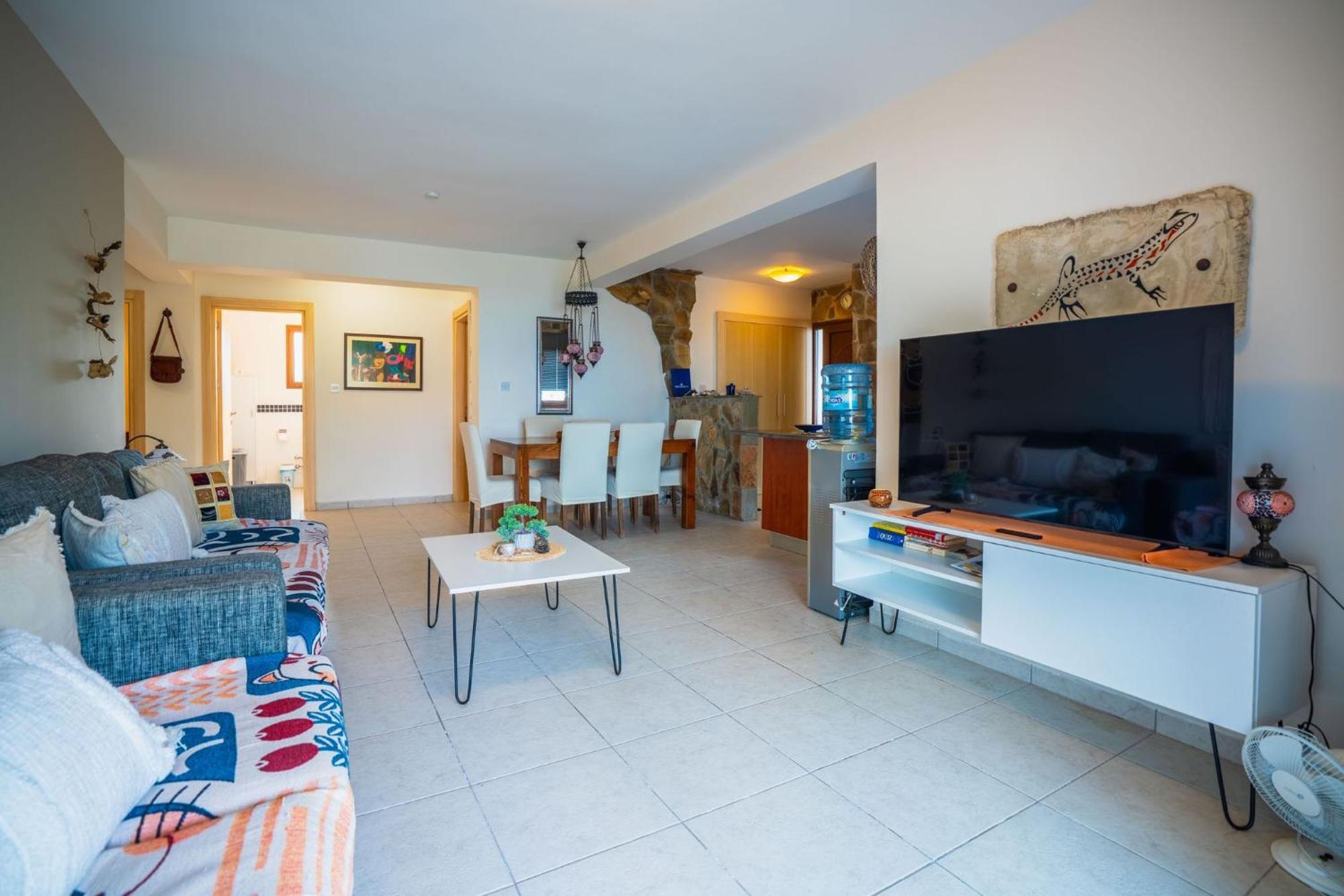 Welcoming 3-bedroom With Ocean Views Apartment