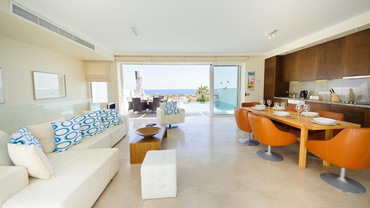 Luxury Bay View 28 Right On The Holiday home *