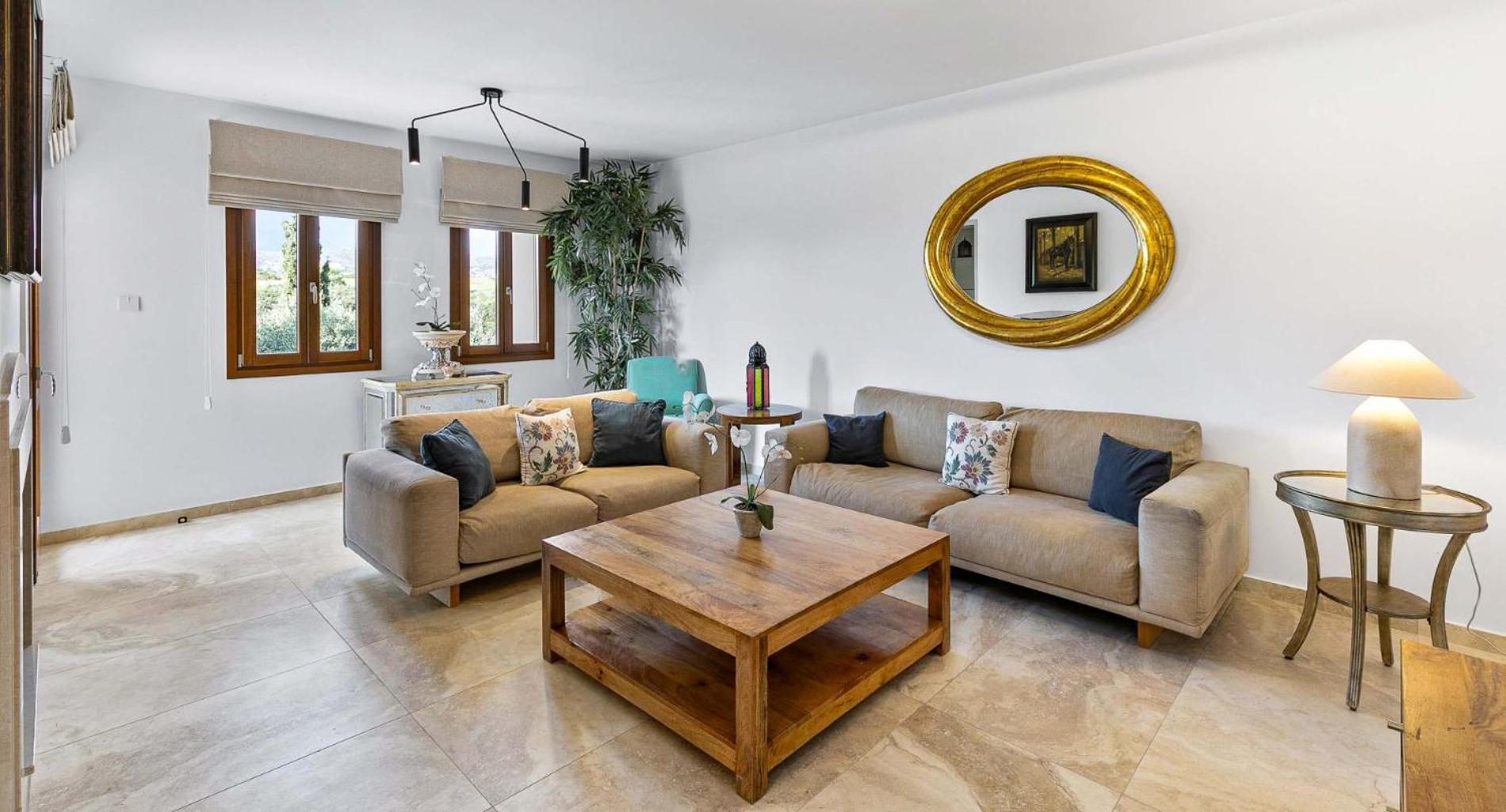 Beautiful, Modern Iz01 With Private Garden And Hot Tub On Aphrodite Hills Kouklia