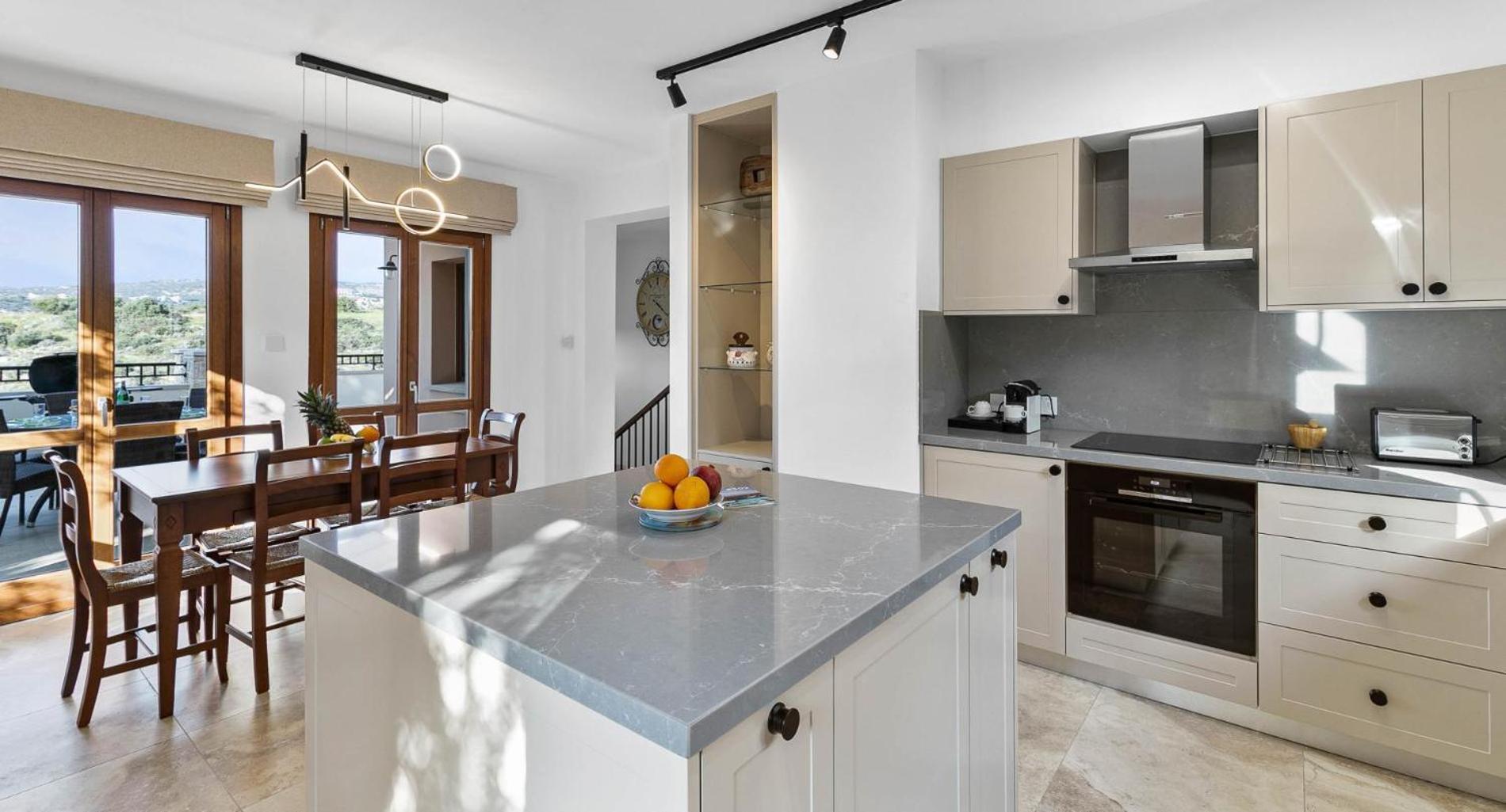 Beautiful, Modern Iz01 With Private Garden And Hot Tub On Aphrodite Hills *