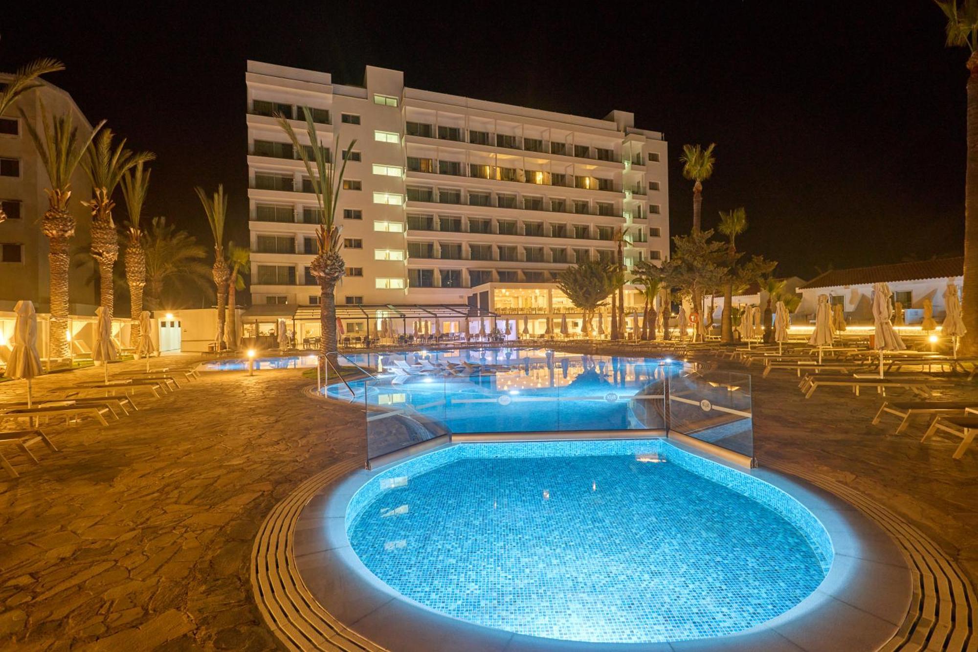 Bohemian Gardens Hotel 4*