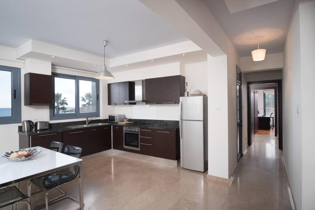 Vakantiehuis Dios Ponte Finikoudes Beachfront Larnaca