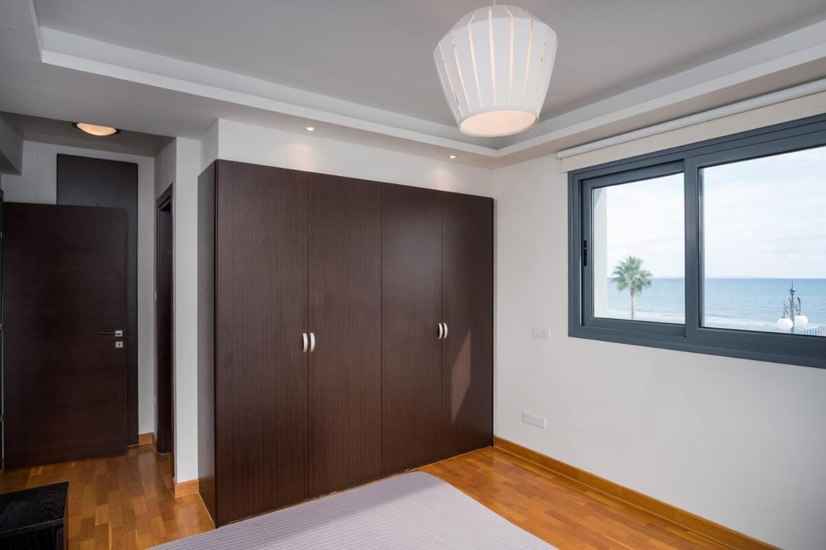 Vakantiehuis Dios Ponte Finikoudes Beachfront Larnaca