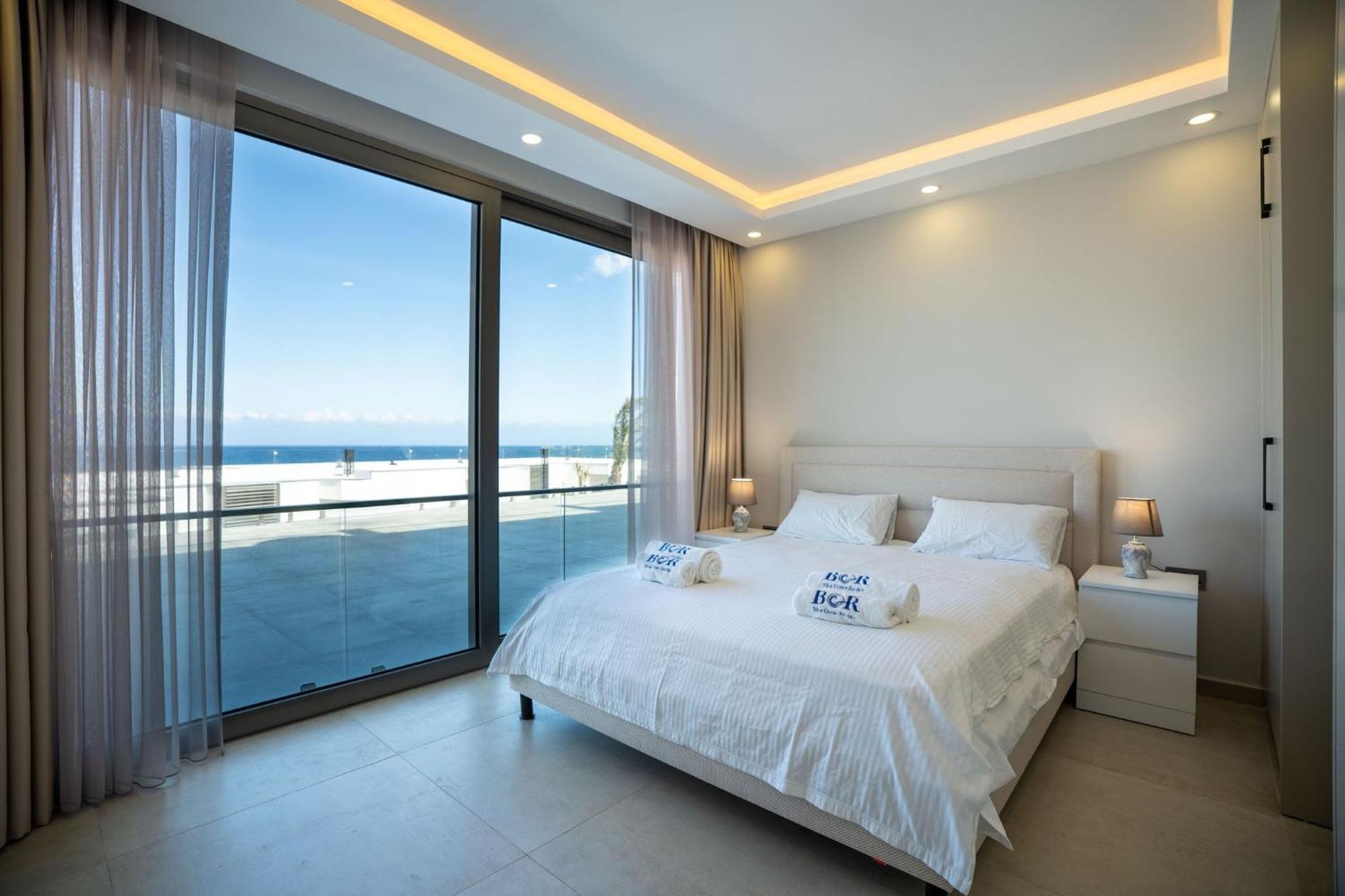 Luxury With Pool And Stunning Sea View Apartment
