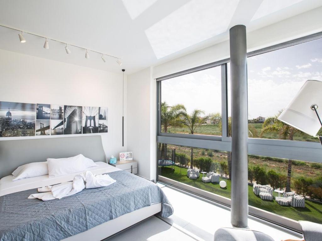 Villa Papadopo - Luxury 3 Bedroom Villa With Private Pool, Hot Tub And Sea Views * Paralimni