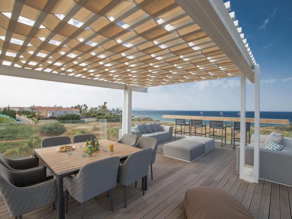Villa Papadopo - Luxury 3 Bedroom Villa With Private Pool, Hot Tub And Sea Views Paralimni