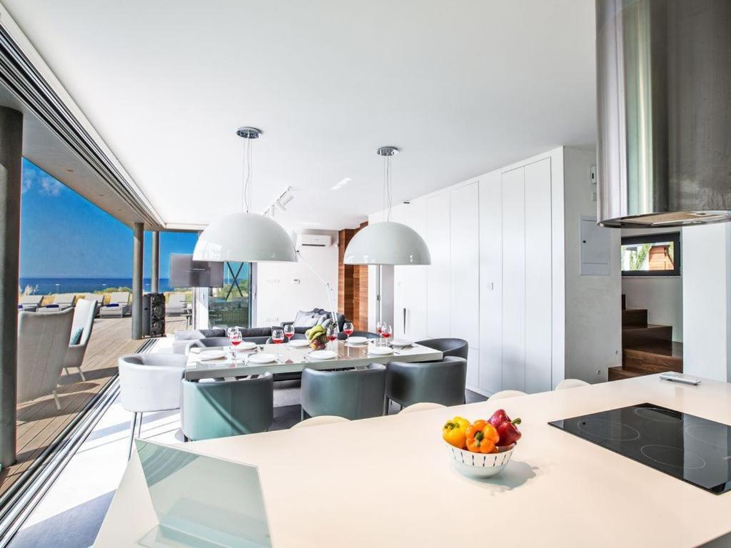Villa Papadopo - Luxury 3 Bedroom Villa With Private Pool, Hot Tub And Sea Views Paralimni