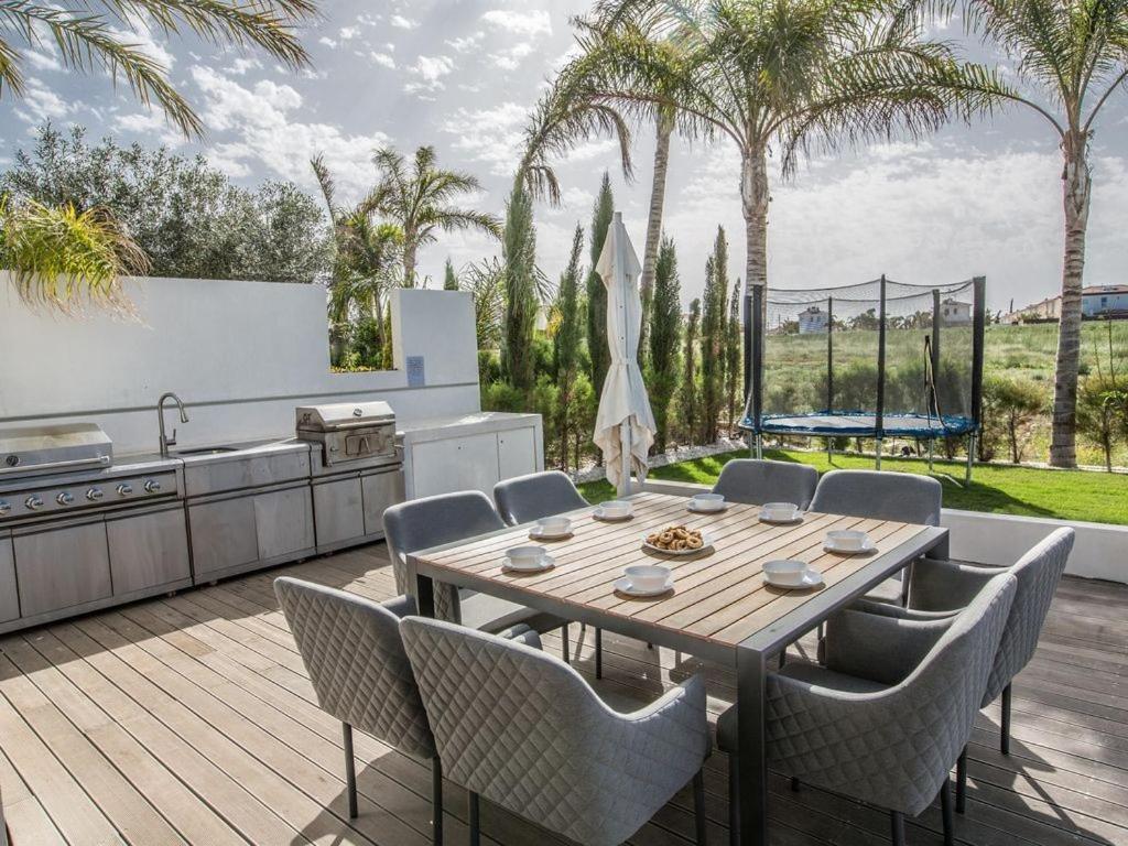 Villa Papadopo - Luxury 3 Bedroom Villa With Private Pool, Hot Tub And Sea Views * Paralimni