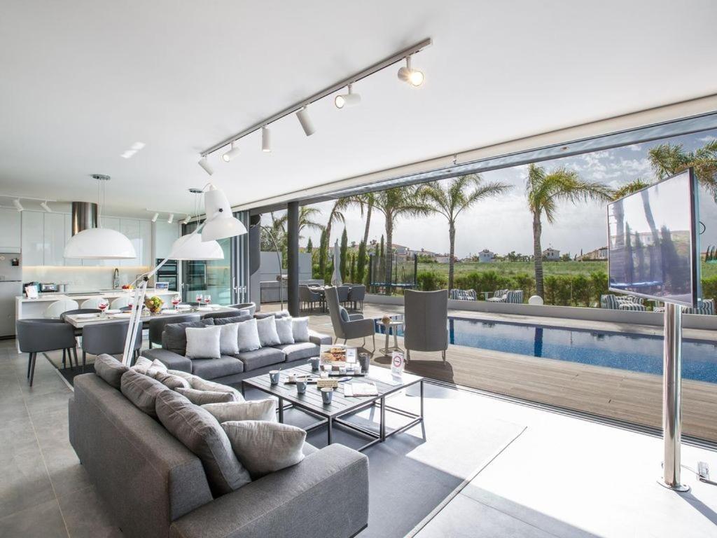 Villa Villa Papadopo - Luxury 3 Bedroom Villa With Private Pool, Hot Tub And Sea Views Paralimni
