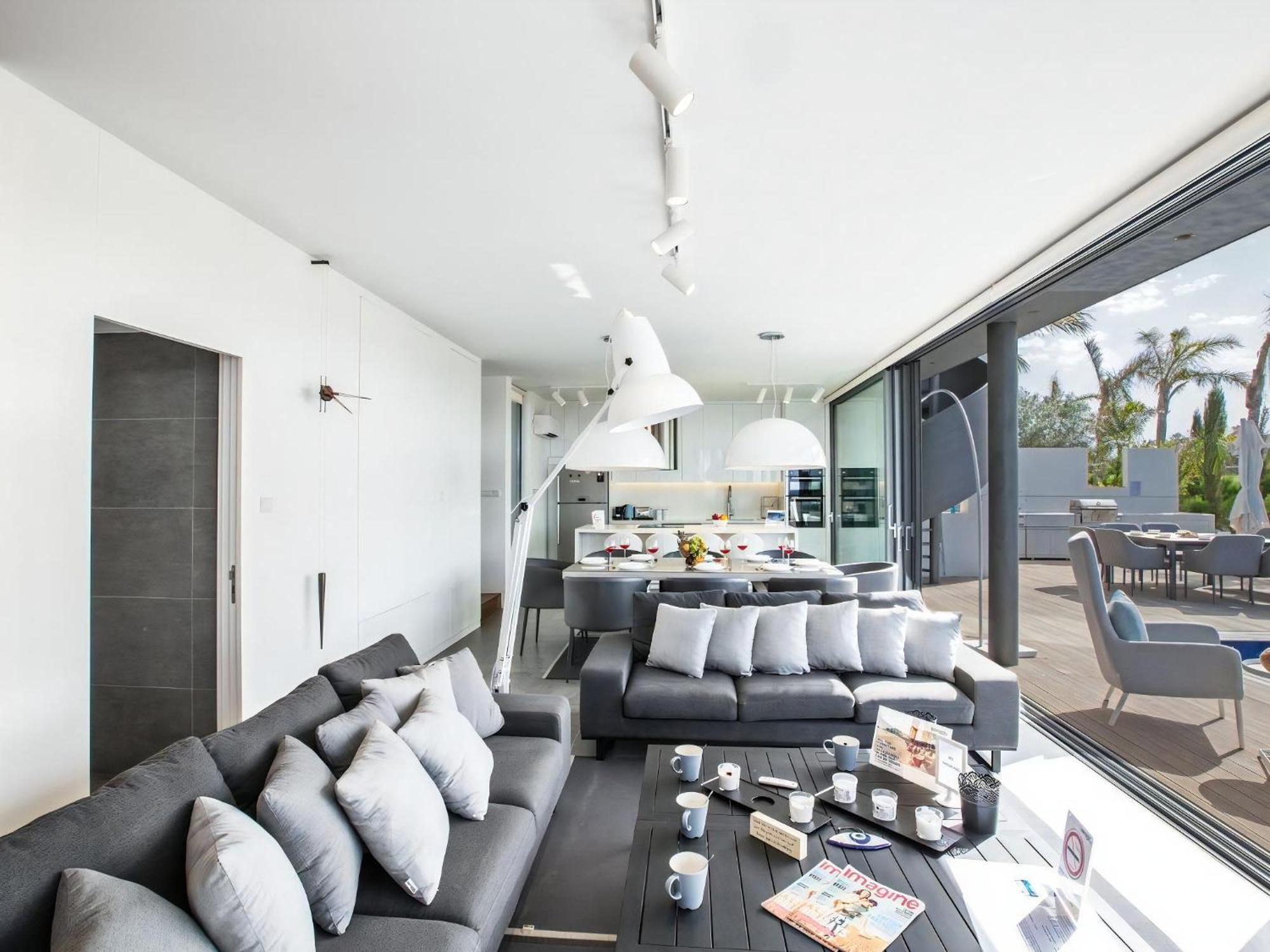 Villa Papadopo - Luxury 3 Bedroom Villa With Private Pool, Hot Tub And Sea Views Villa Paralimni