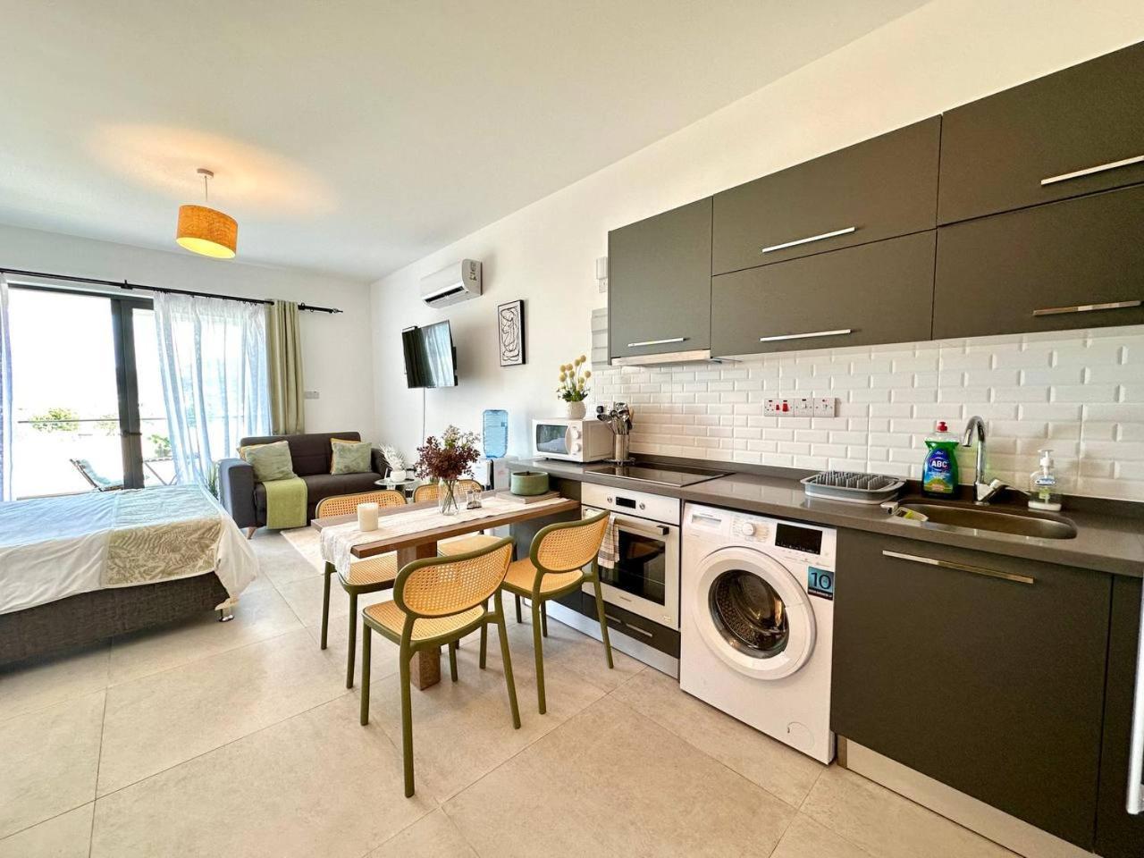 The Olive Beachfront & Apartment