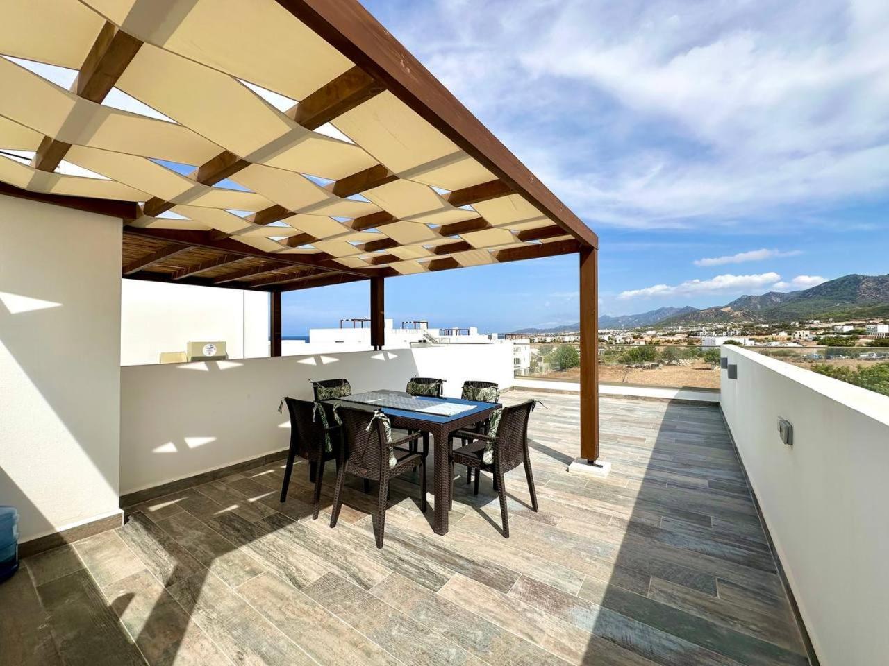 Apartment The Olive Beachfront & *