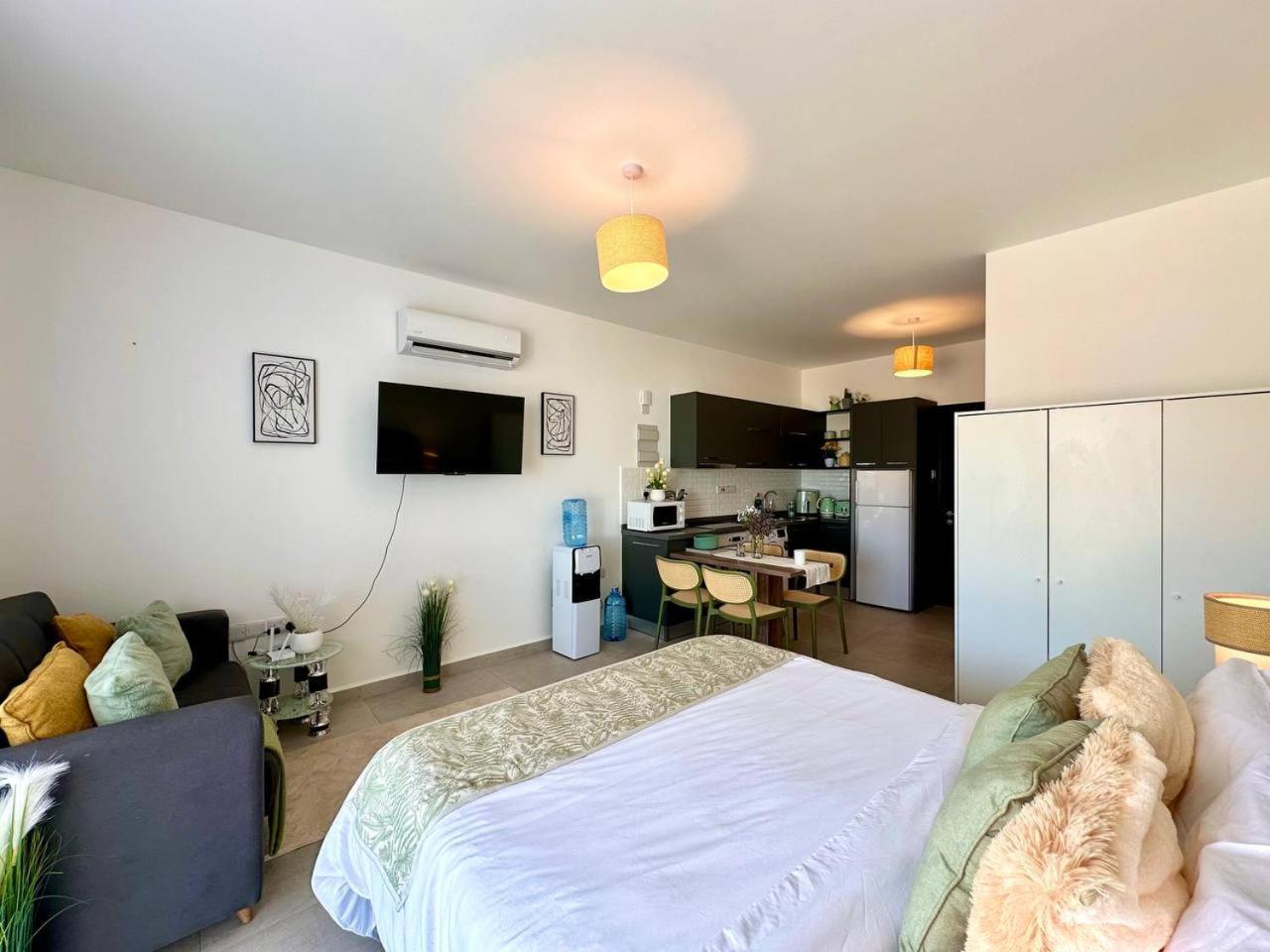 The Olive Beachfront & Apartment *