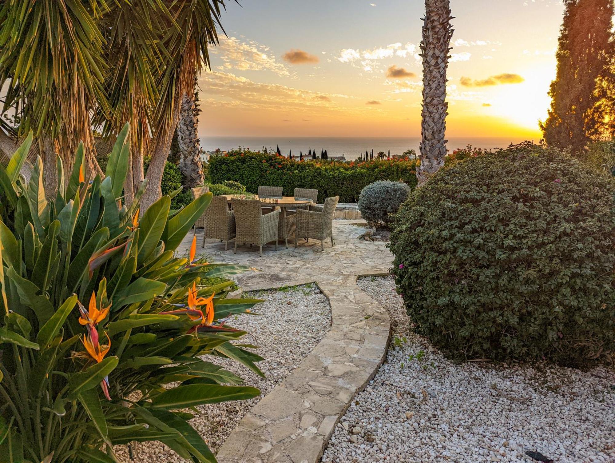Pontus - Stunning Views & Privacy In Beautiful Garden With Pool & Hot Tub Kouklia
